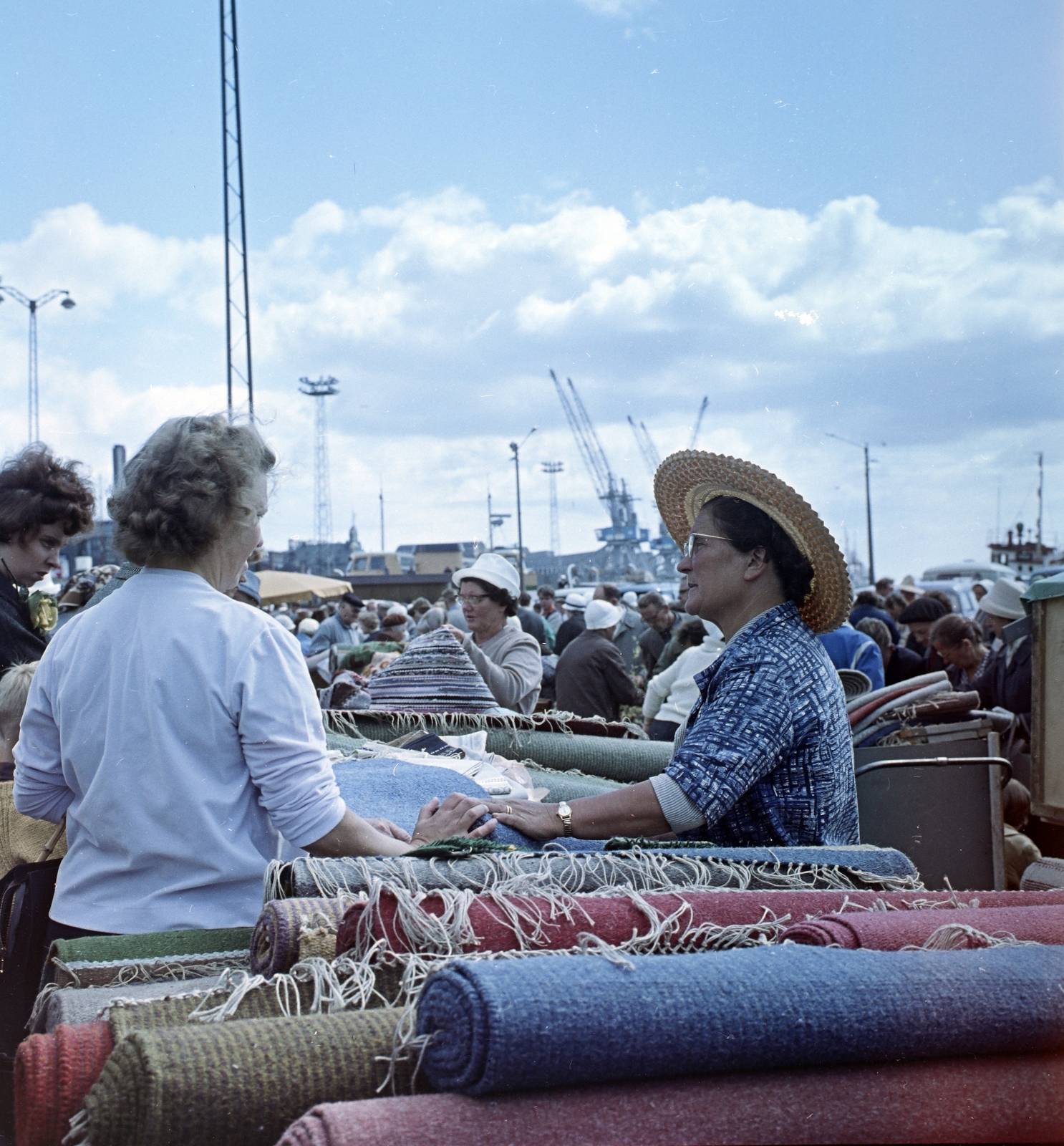 Finnország, Helsinki, a kikötői piactér (Kauppatori). A felvétel a VIII. VIT (Világifjúsági Találkozó) idején készült., 1962, Szalay Zoltán, színes, szőnyeg, Fortepan #137447