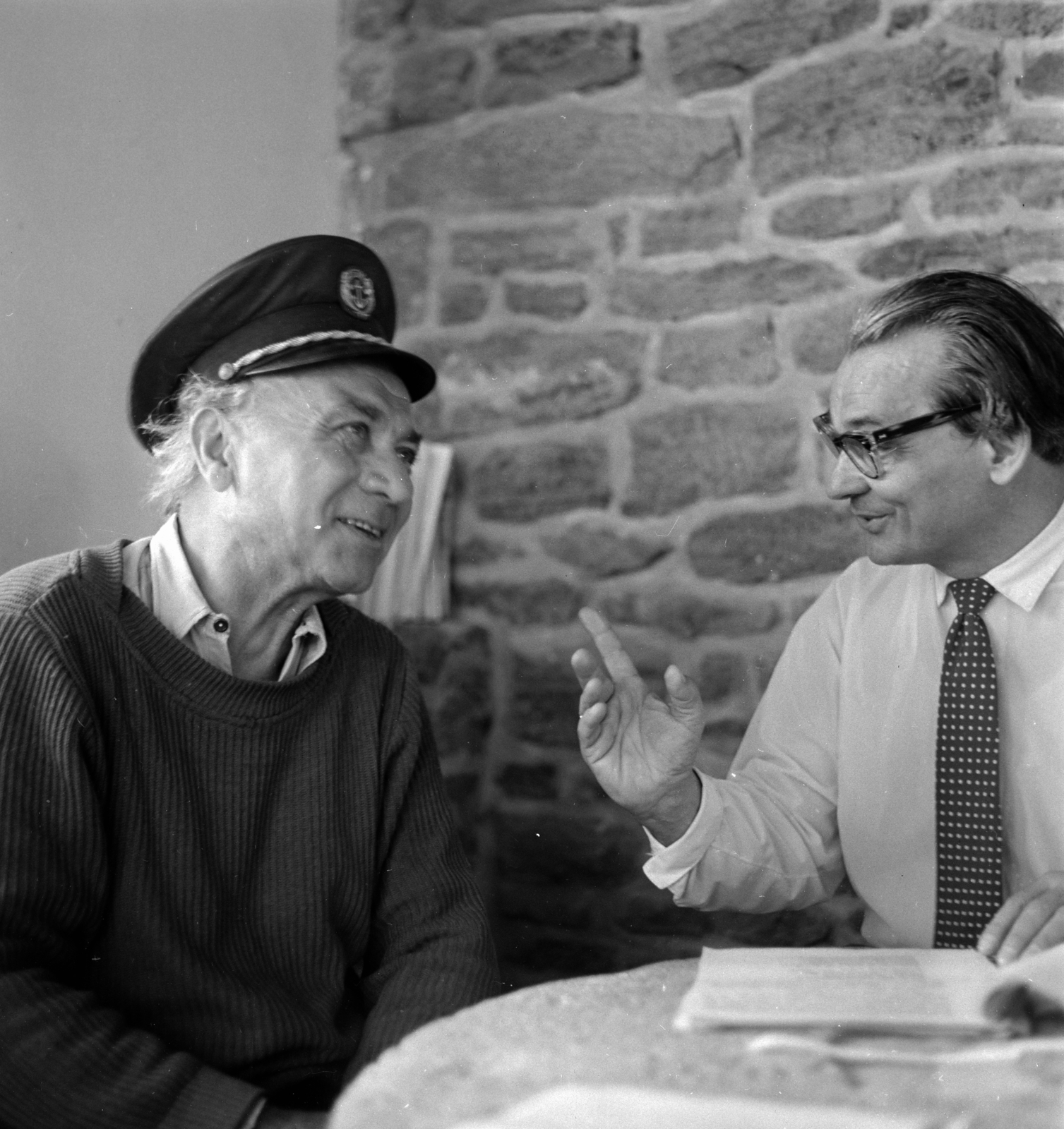 Magyarország,Balaton, Tihany, Alsókopaszhegyi utca 21., Illyés Gyula író, költő a házában, Keresztury Dezső íróval., 1963, Szalay Zoltán, Fortepan #137462