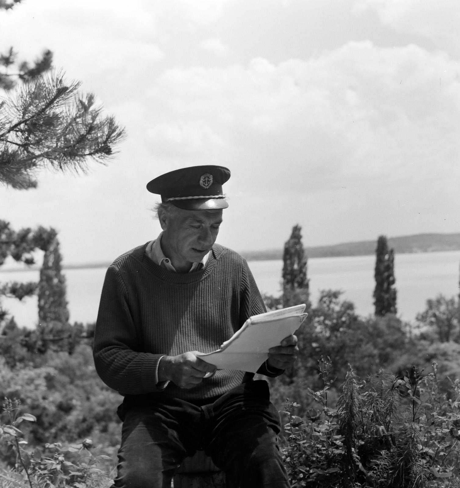 Magyarország,Balaton, Tihany, Alsókopaszhegyi utca 21., Illyés Gyula író, költő a háza kertjében., 1963, Szalay Zoltán, Fortepan #137463