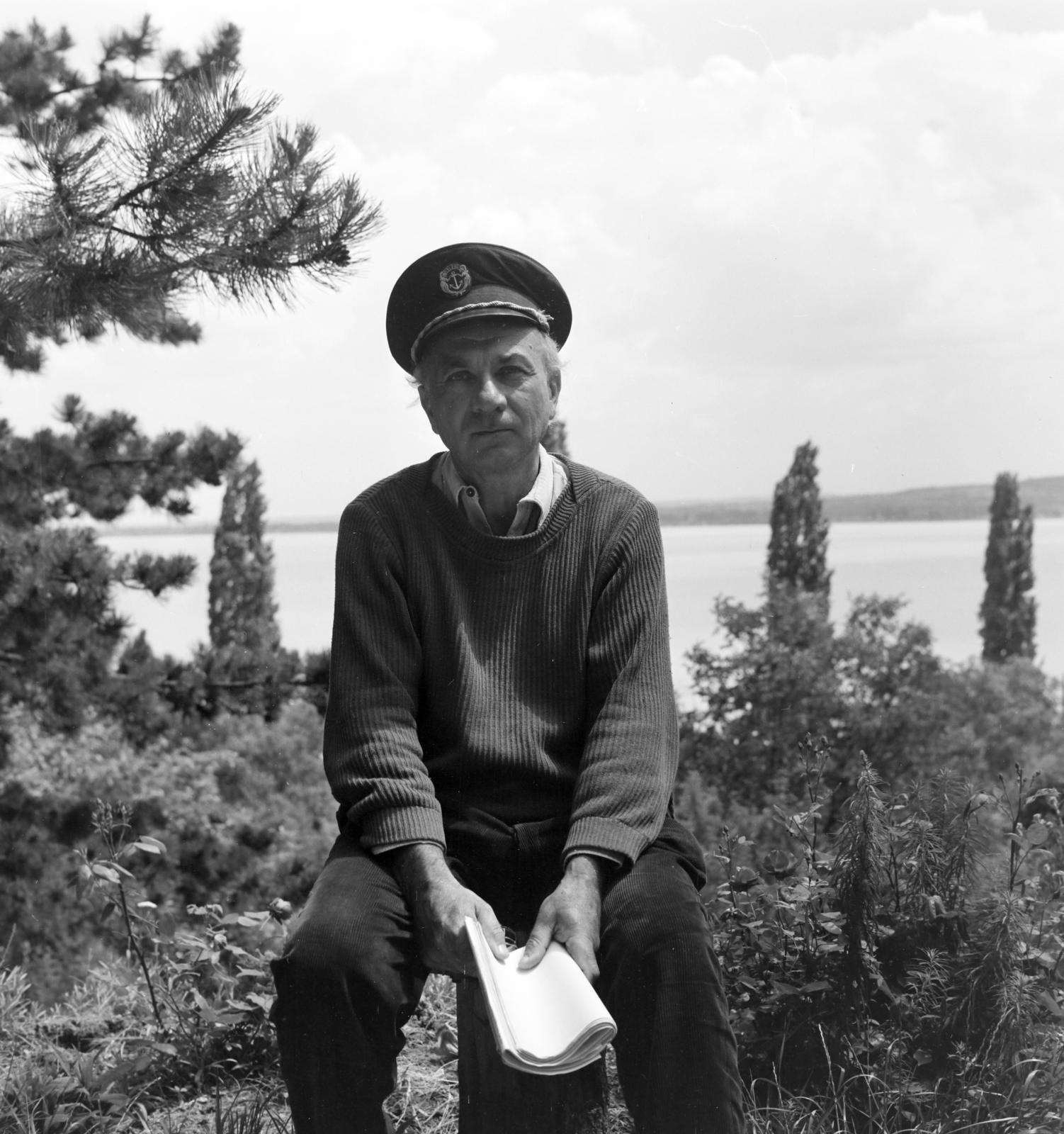 Magyarország,Balaton, Tihany, Alsókopaszhegyi utca 21., Illyés Gyula író, költő a háza kertjében., 1963, Szalay Zoltán, Fortepan #137466