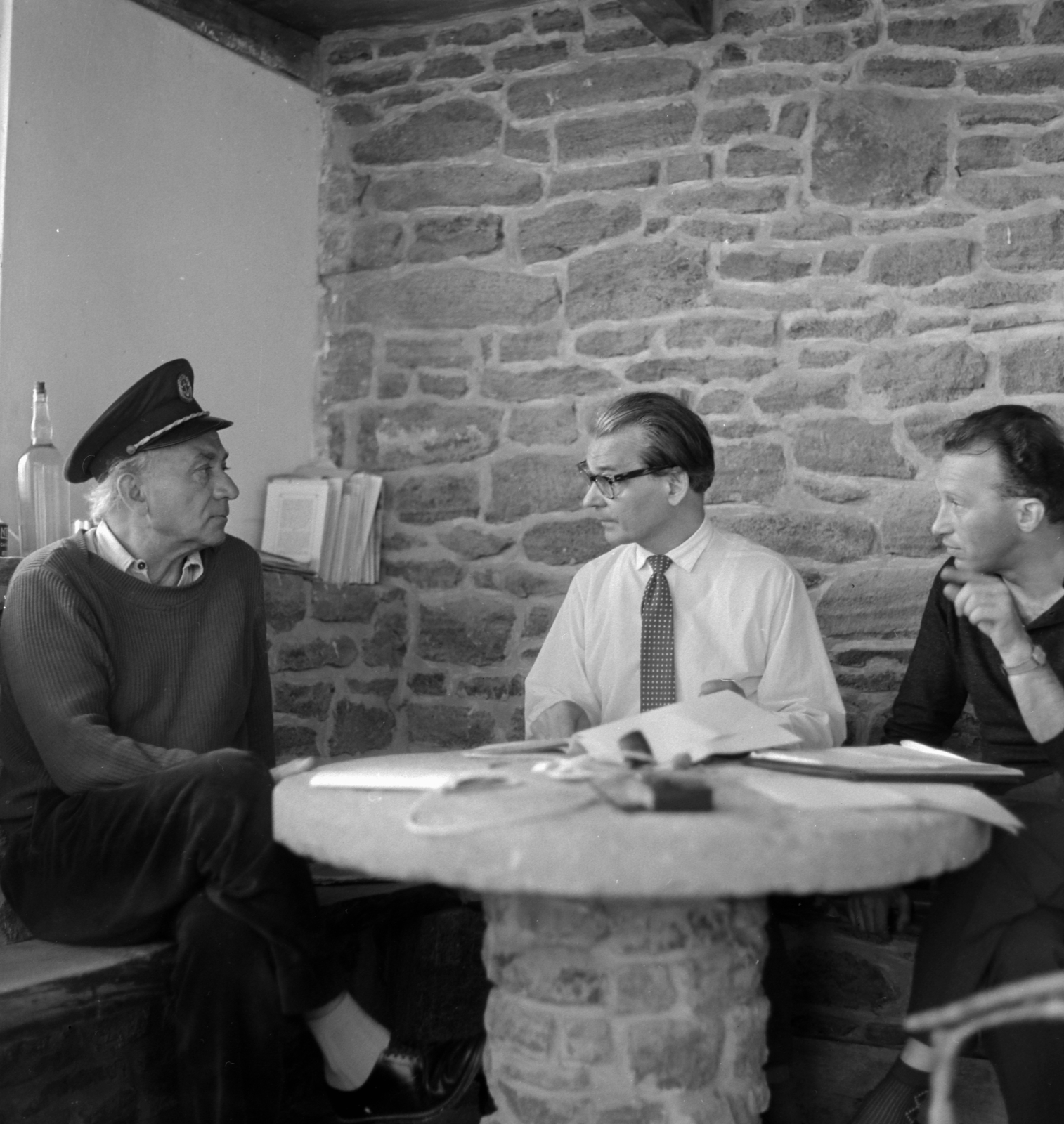 Magyarország,Balaton, Tihany, Alsókopaszhegyi utca 21., Illyés Gyula író, költő a házában, Keresztury Dezső íróval és Zoltán Péter szerkesztővel., 1963, Szalay Zoltán, Fortepan #137468