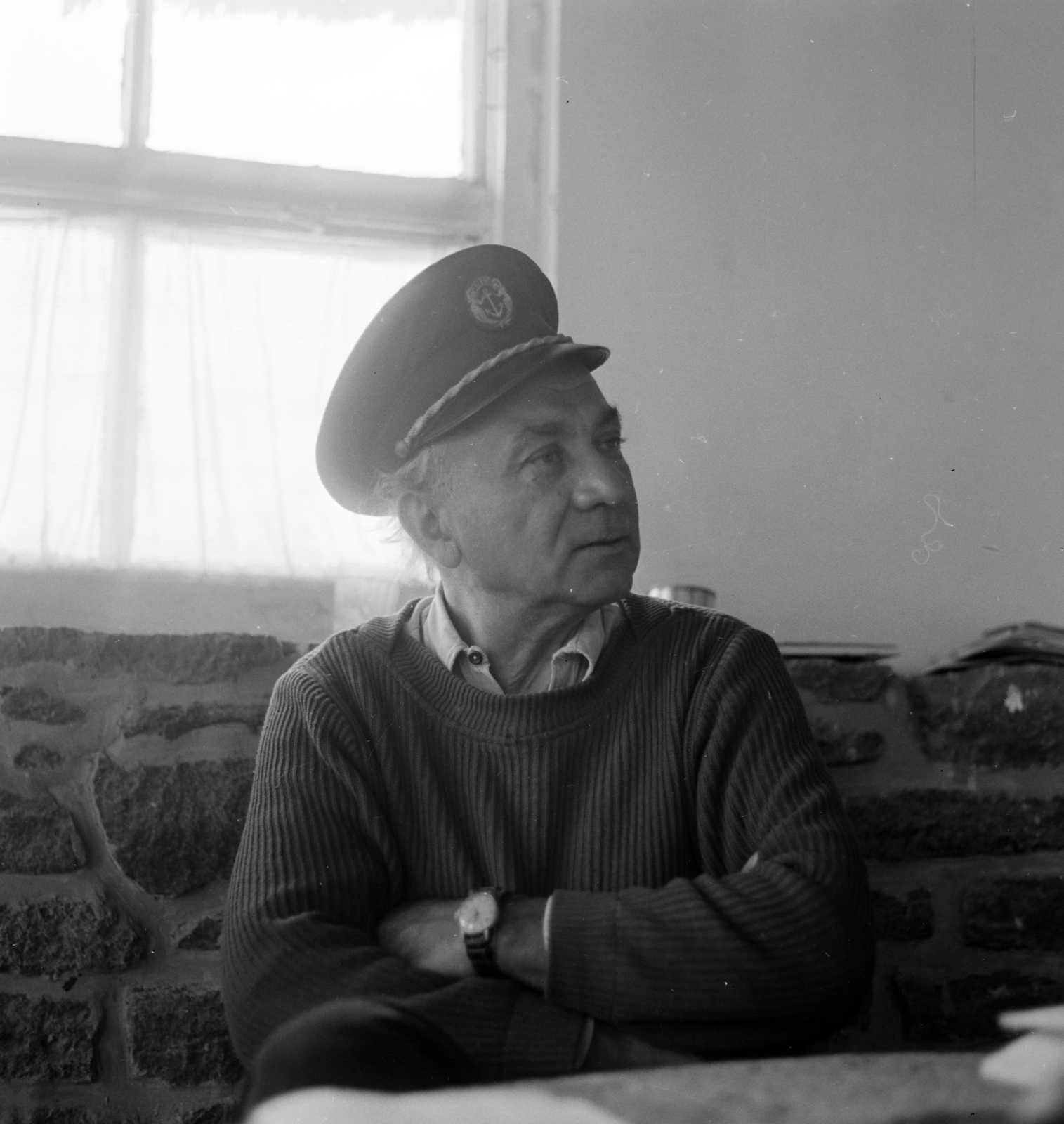Magyarország,Balaton, Tihany, Alsókopaszhegyi utca 21., Illyés Gyula író, költő a házában., 1963, Szalay Zoltán, karba tett kéz, Fortepan #137469