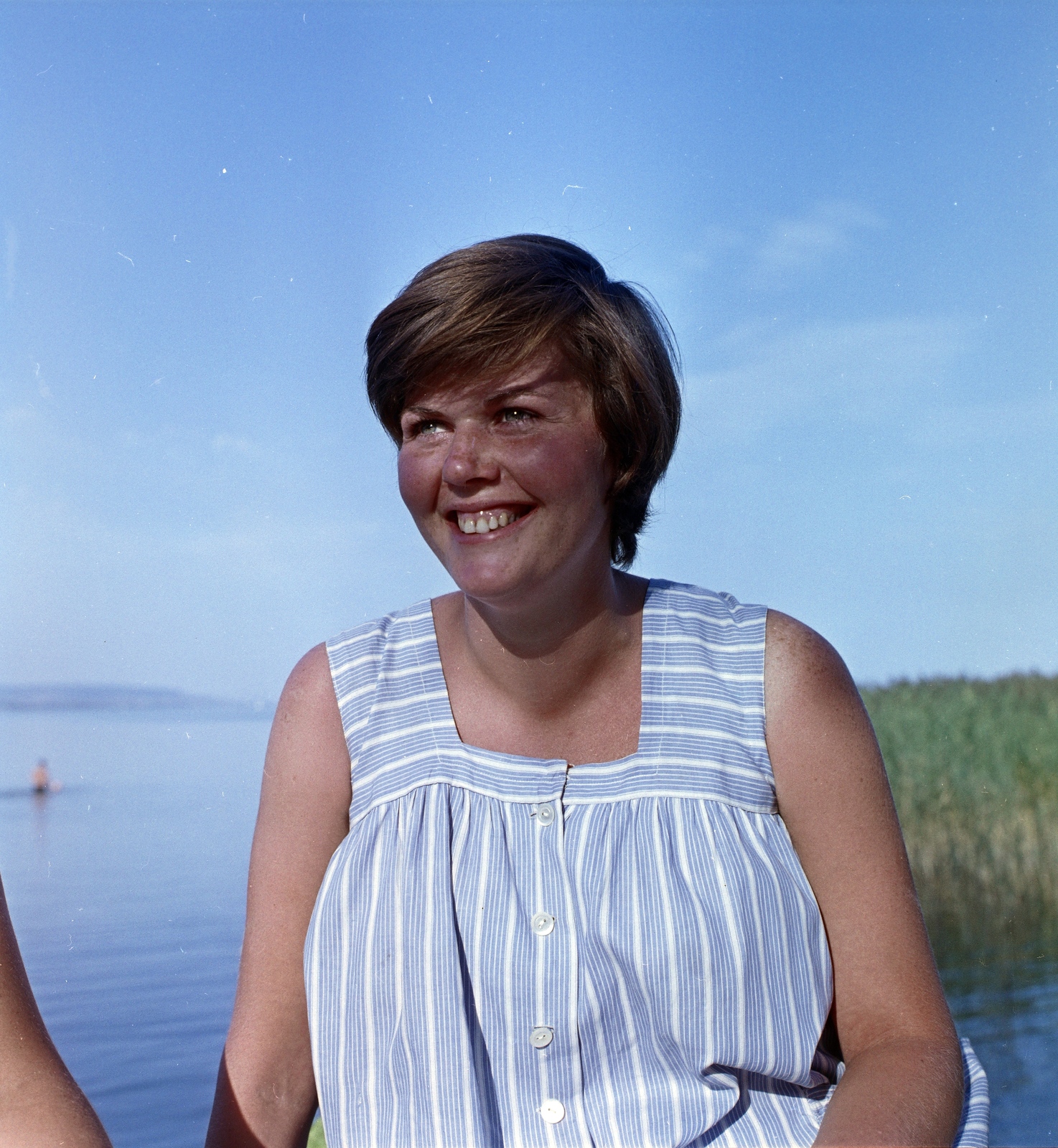 Hungary,Lake Balaton, Tihany, Lepke sor, háttérben a Füredi öböl., 1961, Szalay Zoltán, colorful, smile, woman, Fortepan #137475