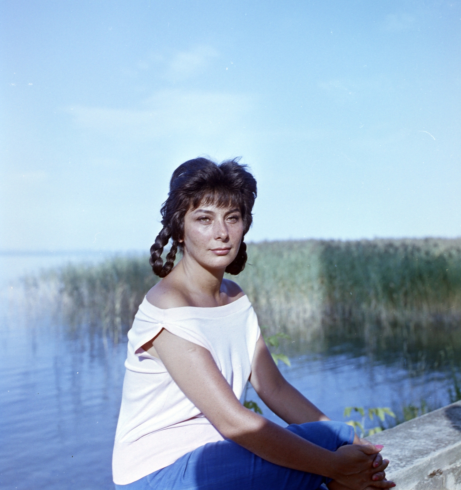 Magyarország,Balaton, Tihany, Lepke sor, háttérben a Füredi öböl. Faragó Vera színművésznő., 1961, Szalay Zoltán, portré, színes, nő, színész, ölbe tett kéz, összekulcsolt kéz, Fortepan #137476