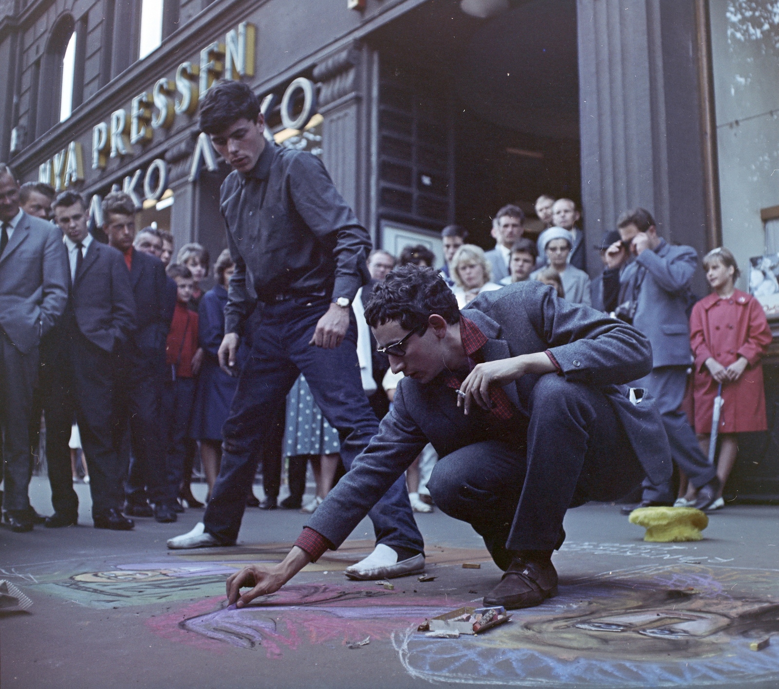 Finnország, Helsinki, a felvétel a Mannerheimintie 18.számú ház előtt, a VIII. VIT (Világifjúsági Találkozó) idején készült., 1962, Szalay Zoltán, színes, kréta, Best of, Fortepan #137489