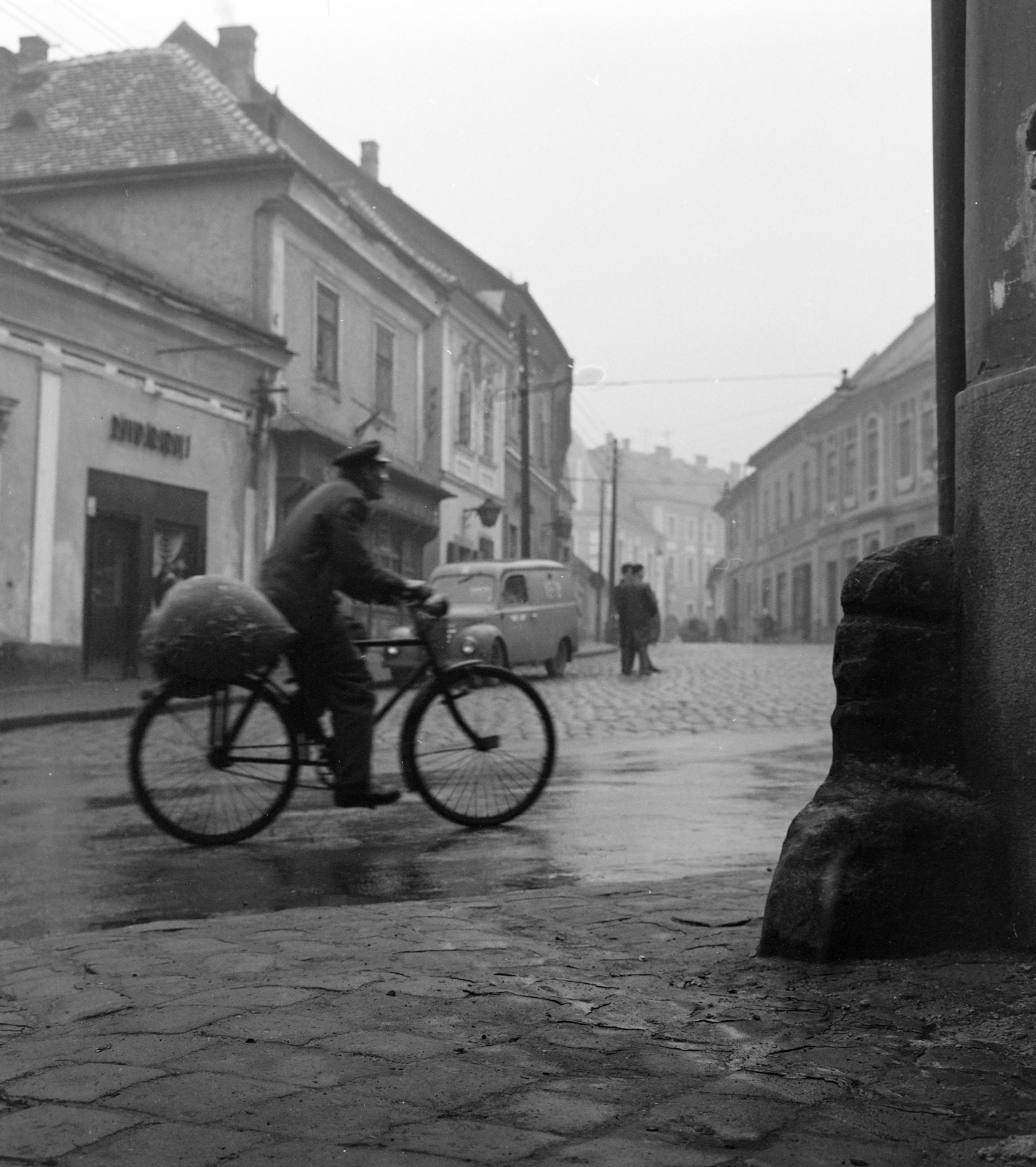 Magyarország, Szentendre, Futó utca, szemben a Fő (Marx) tér., 1964, Szalay Zoltán, kerékpár, kerékvető, zsák, furgon, Fortepan #137494