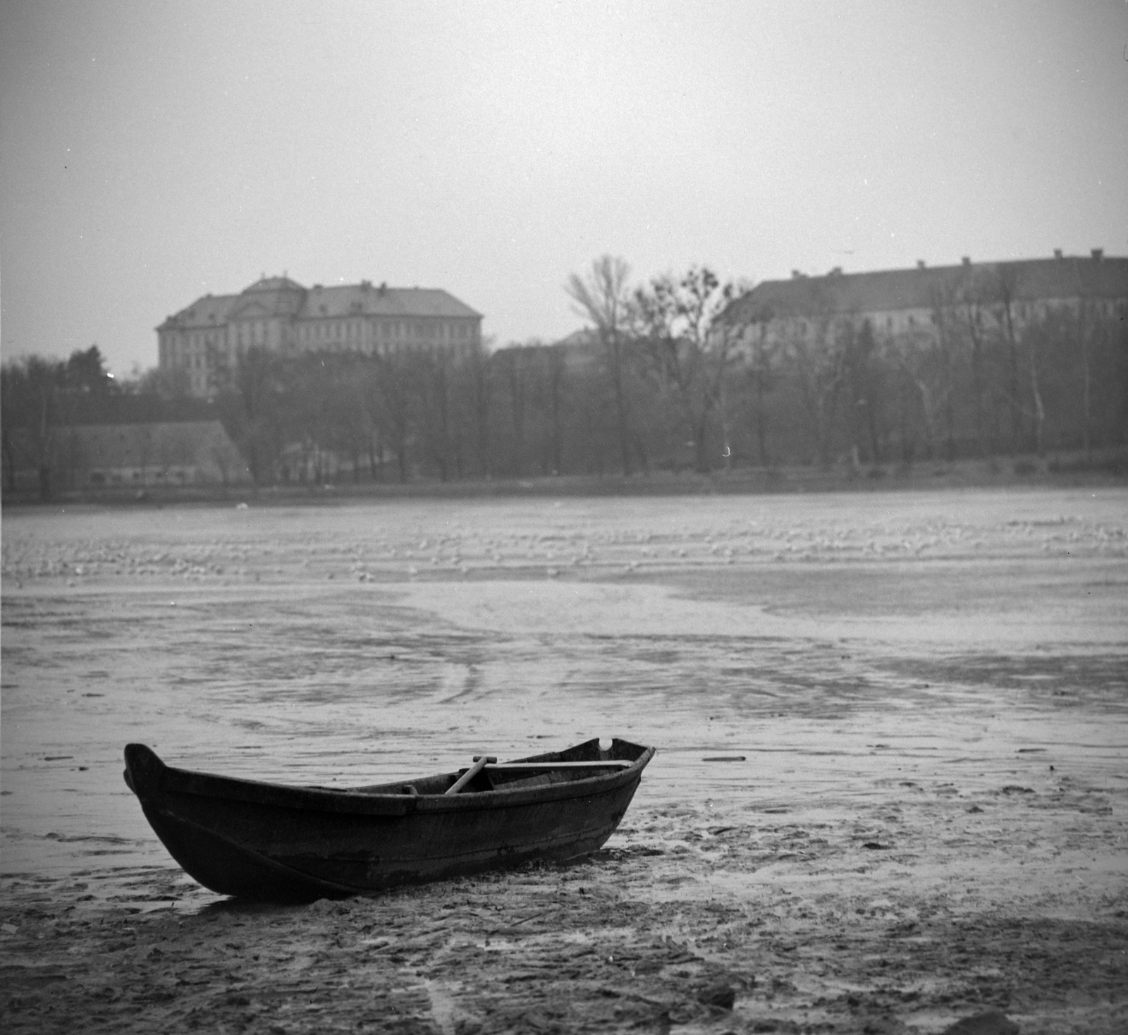 Hungary, Tata, Öreg-tó, szemben az Eötvös József Gimnázium és Kollégium., 1964, Szalay Zoltán, boat, Fortepan #137498