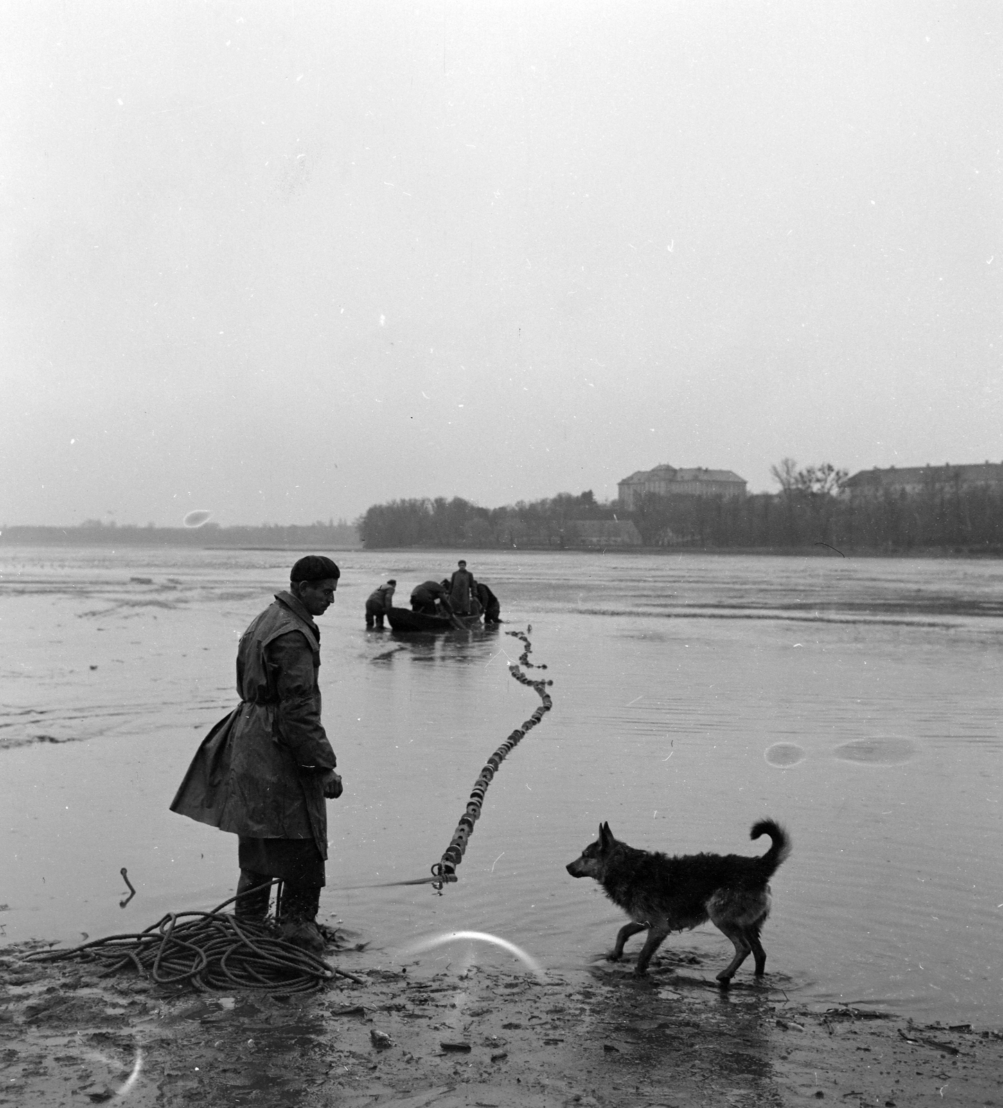 Hungary, Tata, Öreg-tó, halászok. Szemben az Eötvös József Gimnázium és Kollégium., 1964, Szalay Zoltán, fishing, Fortepan #137501