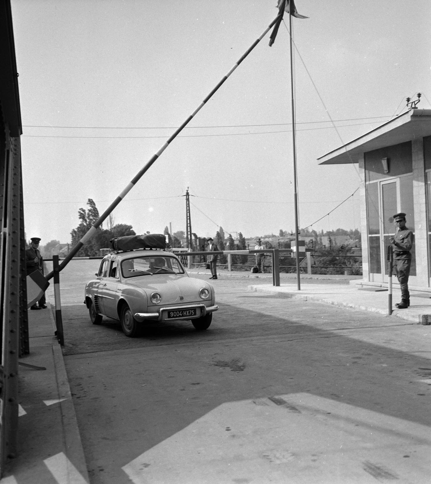 Magyarország, Komárom, határátkelő az Erzsébet hídnál., 1959, Szalay Zoltán, sorompó, határállomás, határőrség, Renault Dauphine, Fortepan #137526