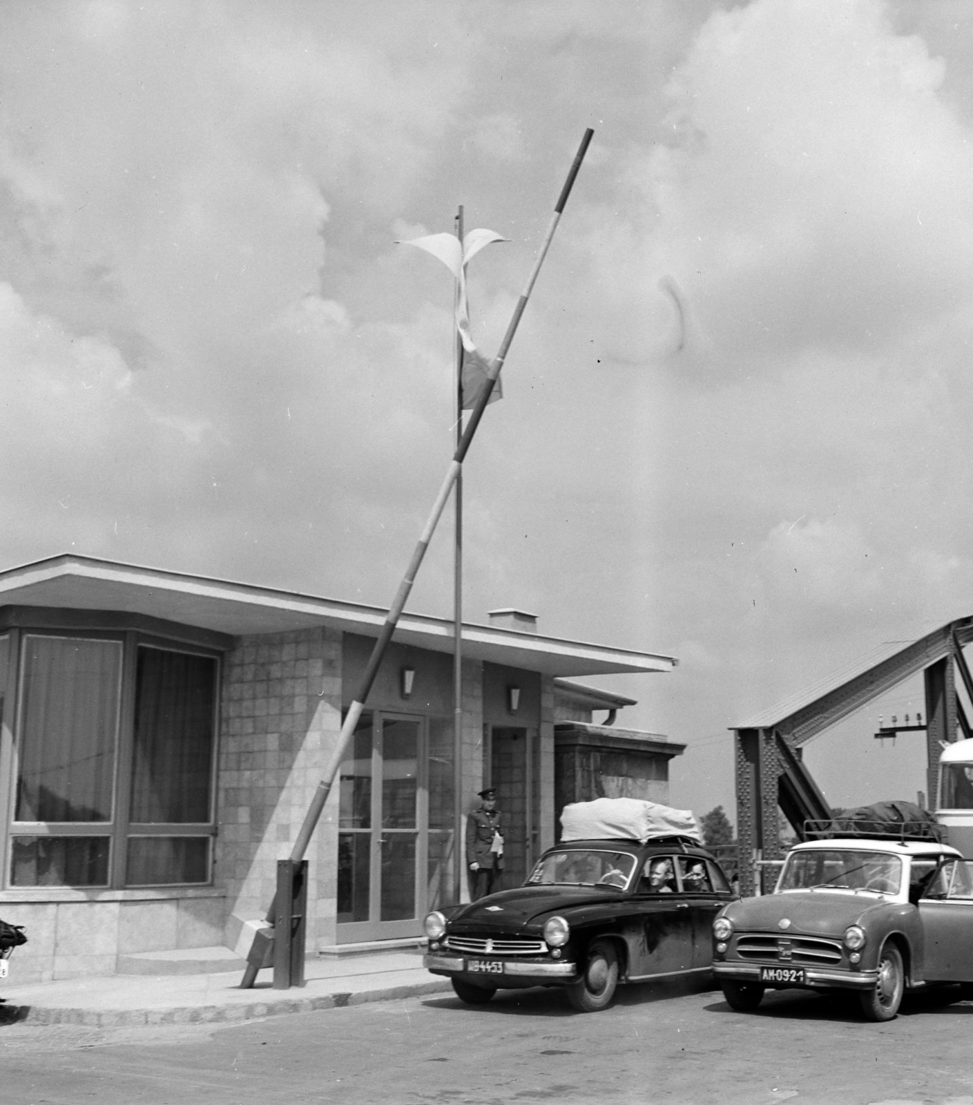 Magyarország, Komárom, határátkelő az Erzsébet hídnál., 1959, Szalay Zoltán, híd, sorompó, határállomás, Wartburg 311/312, AWZ P70 Zwickau, határőrség, Feketeházy János-terv, Fortepan #137527