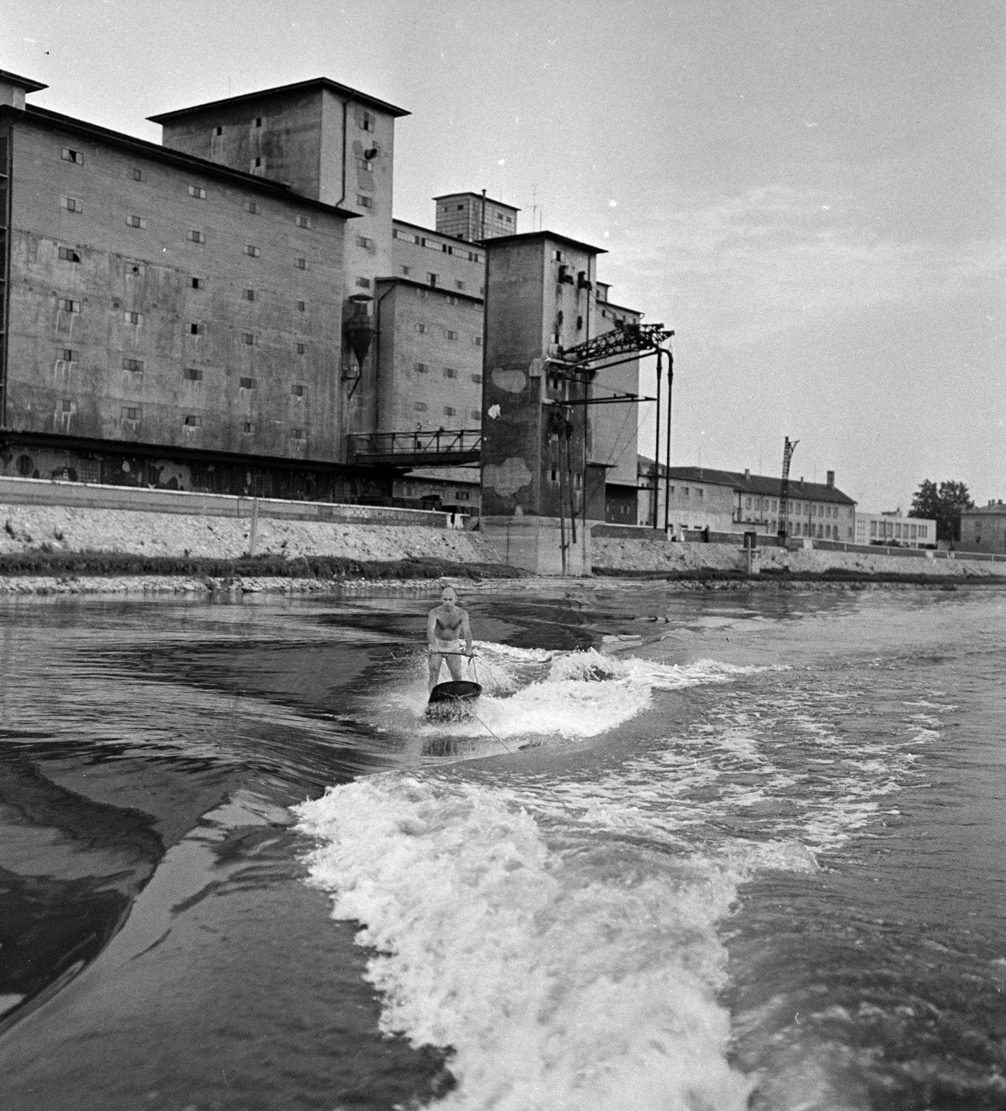 Hungary, Győr, Mosoni-Duna, balra az elevátor., 1959, Szalay Zoltán, water ski, Best of, Fortepan #137548