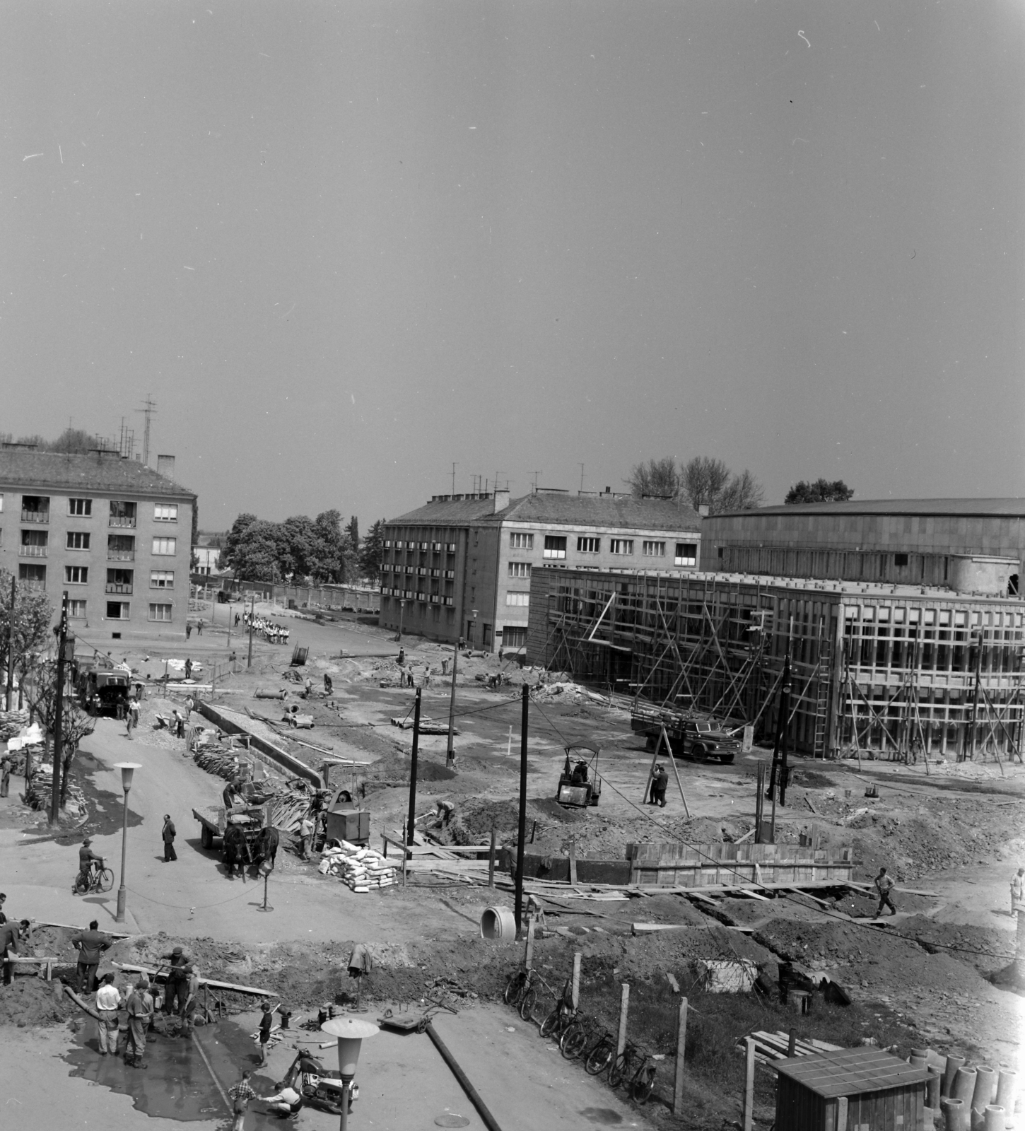 Magyarország, Szombathely, Március 15. tér a Deák Ferenc utca felé nézve. A Művelődési és Sportház építése és a tér rekonstrukciója., 1963, Szalay Zoltán, építkezés, Fortepan #137563