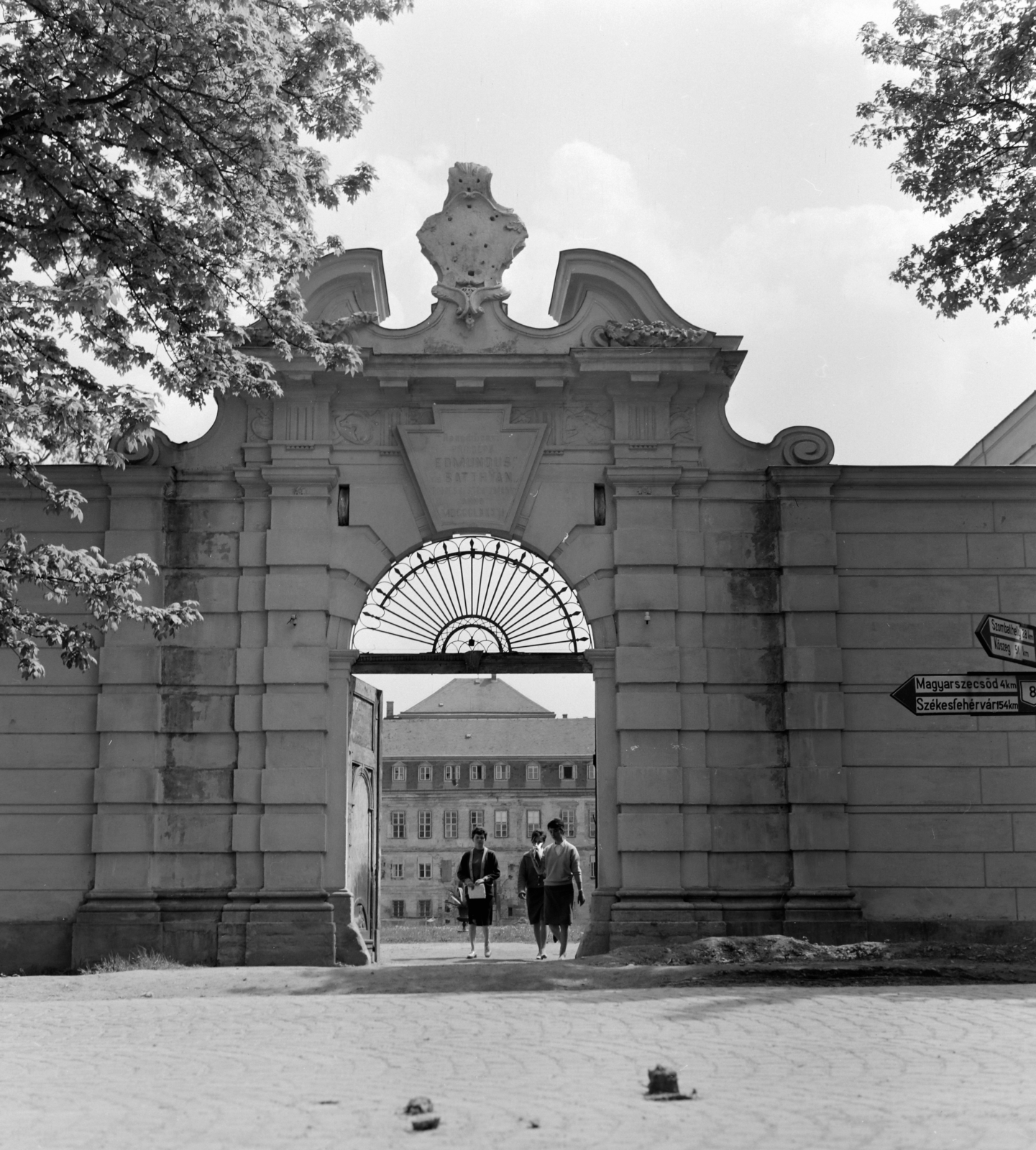 Magyarország, Körmend, Rákóczi utca (8-as főút), a Batthyány-Strattmann kastély mellékbejárata., 1965, Szalay Zoltán, Fortepan #137568