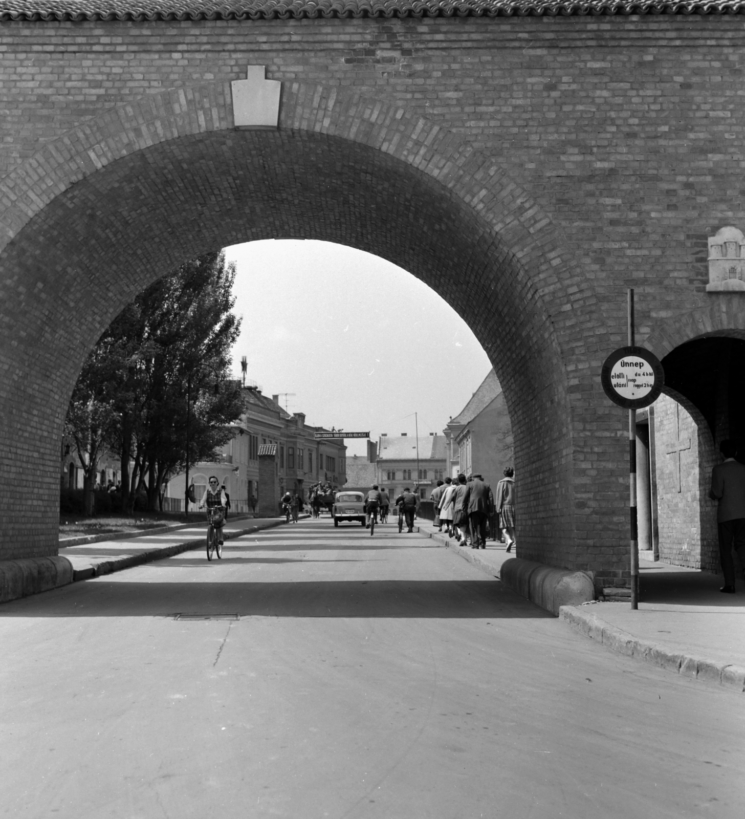 Magyarország, Székesfehérvár, Várkörút (Népköztársaság út) a Koronázó (Szabadság) tér felé nézve, a Romkert bejárata., 1965, Szalay Zoltán, Fortepan #137571