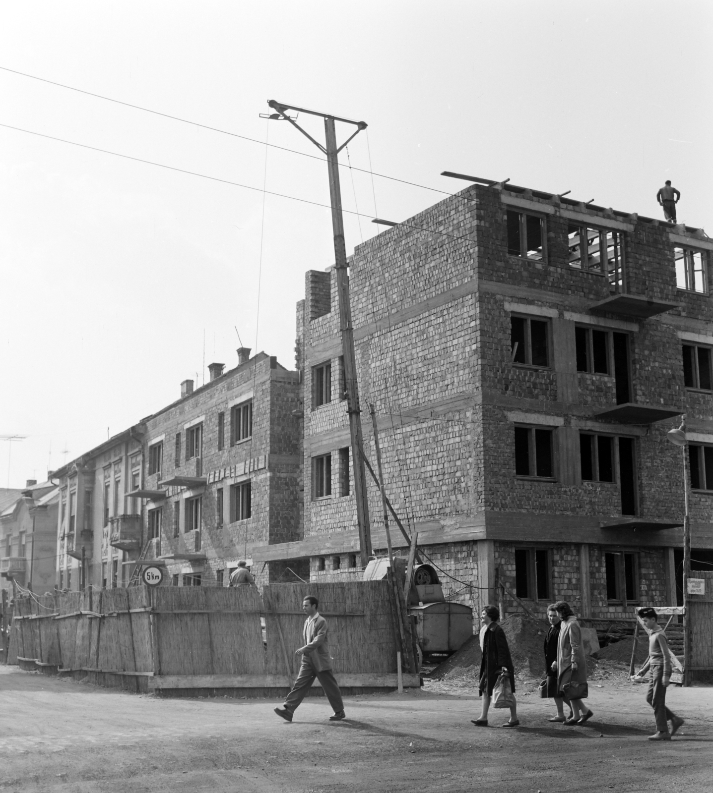 Magyarország, Szentgotthárd, Széll Kálmán tér, balra a Deák Ferenc utca., 1962, Szalay Zoltán, építkezés, Fortepan #137590