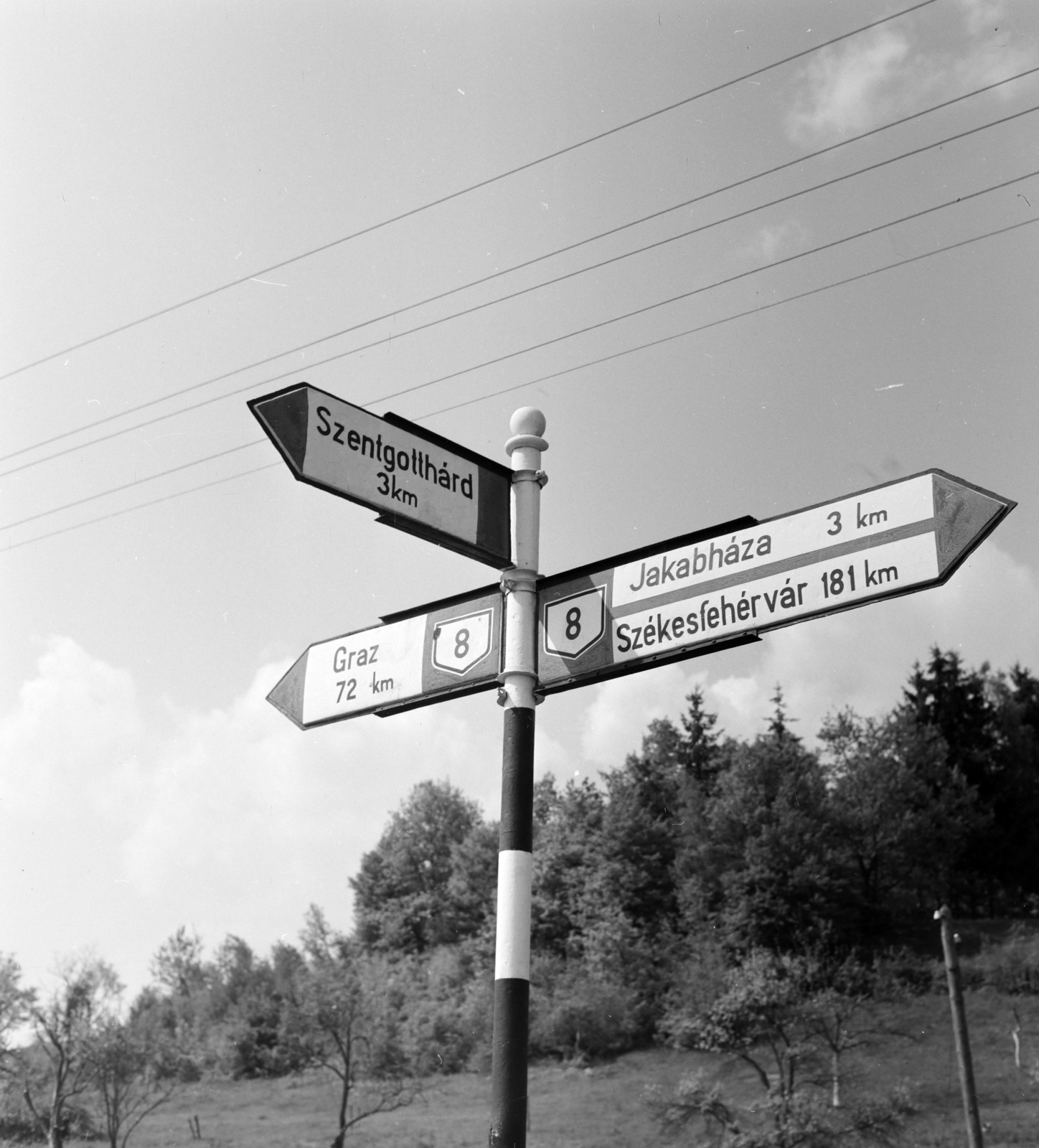 Magyarország, Szentgotthárd, Rábafüzes (ekkor önálló, ma a város része), útjelző tábla a 8-as főúton, a szentgotthárdi leágazásnál., 1962, Szalay Zoltán, útjelző tábla, Fortepan #137593