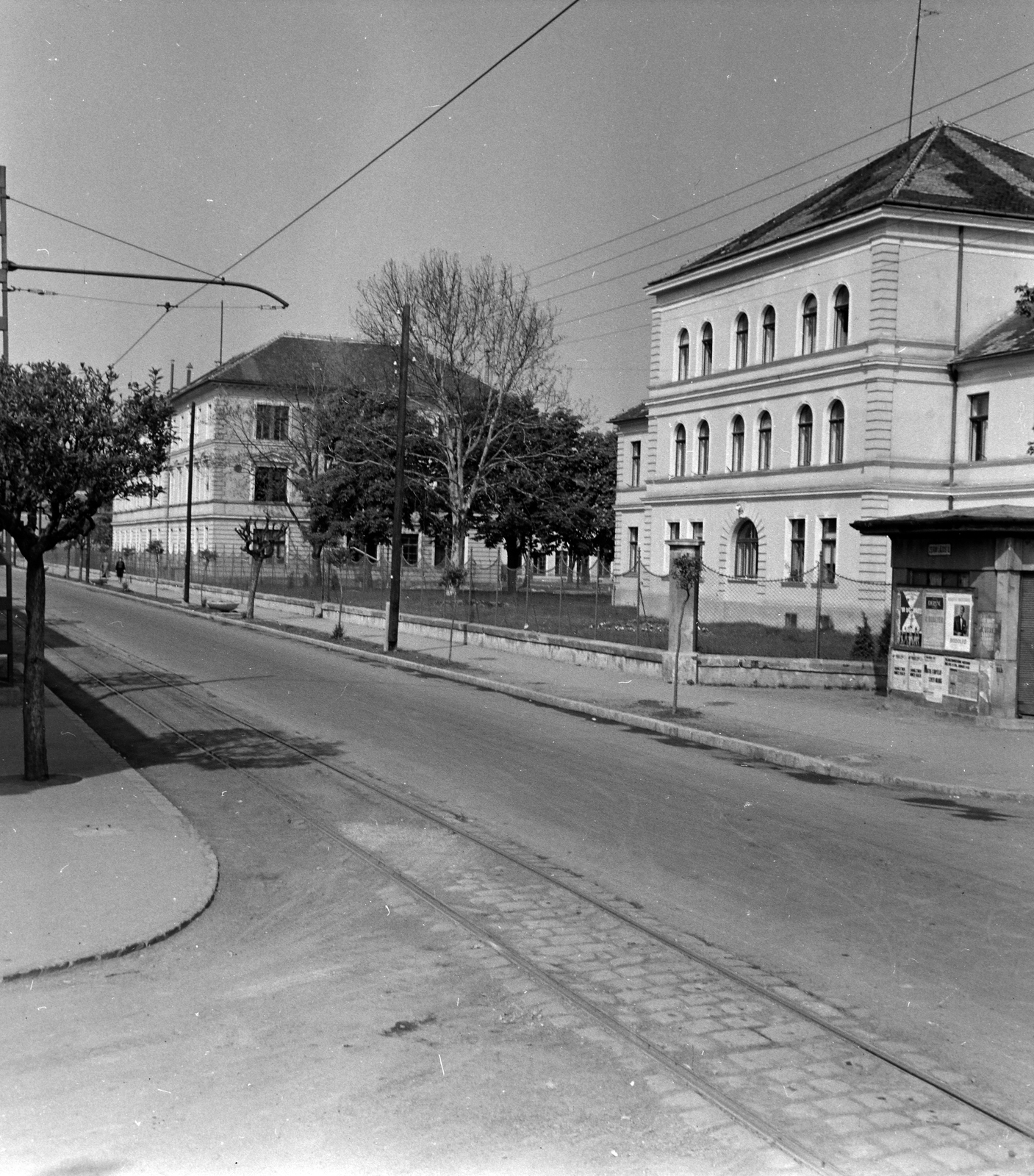 Hungary, Szombathely, Kálvária (Zsiraí Lajos) utca, a korábbi gyalogsági, majd szovjet laktanya épületei. Ekkor a budapesti REMIX Rádiótechnikai Gyár telephelye., 1962, Szalay Zoltán, fence, rails, Haidekker-brand, Fortepan #137596