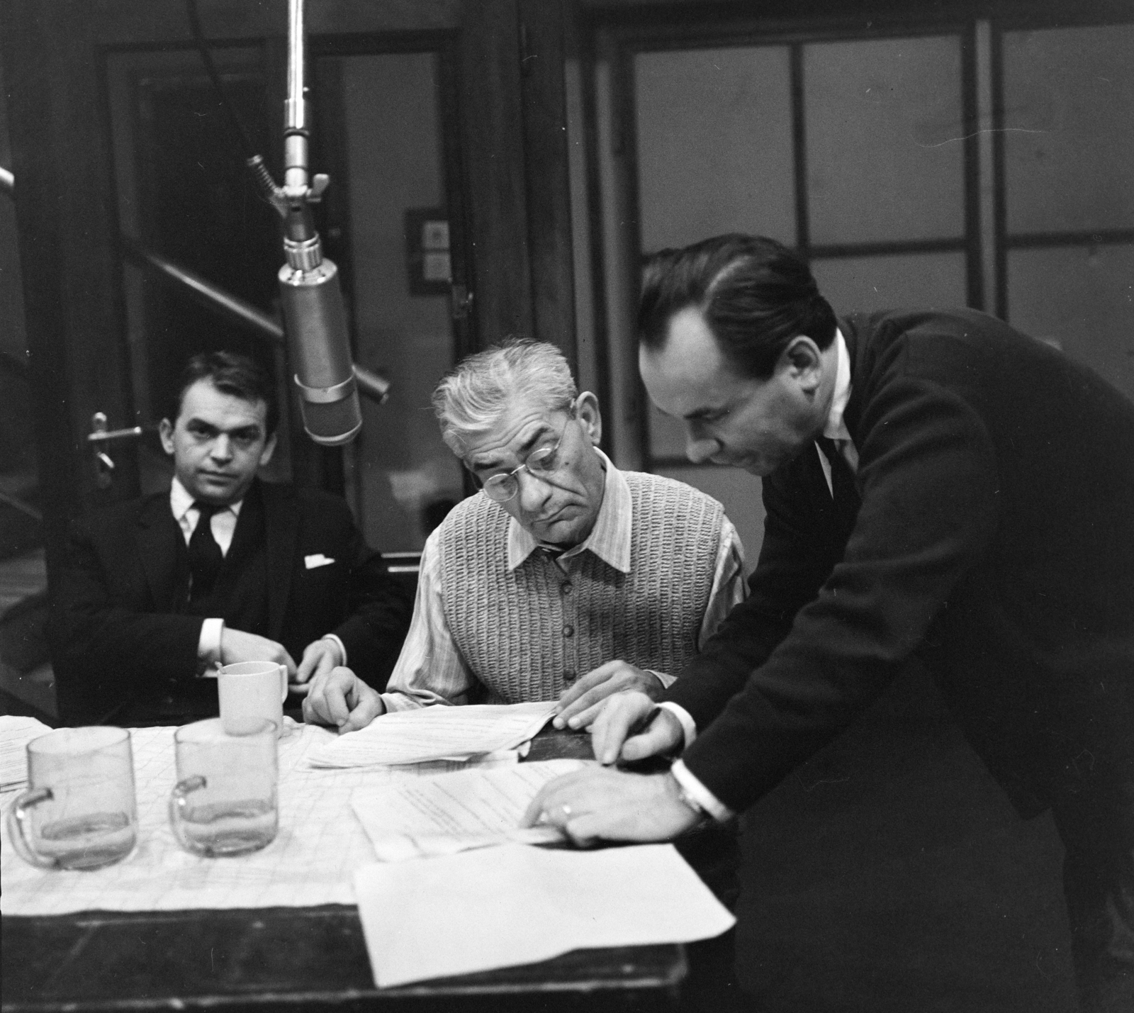 Magyarország, Budapest VIII., a Magyar Rádió 1-es stúdiója, Hemingway: Az öreg halász és a tenger című regénye rádióváltozatának próbája. Bodrogi Gyula, Makláry Zoltán az öreg halász alakítója és Cserés Miklós dr. rendező., 1962, Szalay Zoltán, mikrofon, színész, Budapest, Magyar Rádió, Fortepan #137612