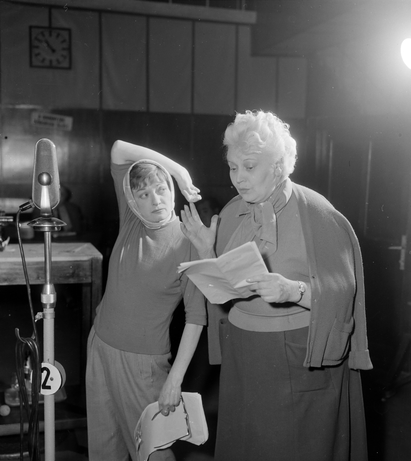 Hungary, Budapest VIII., a Magyar Rádió 1-es stúdiója, Kiss Manyi és Ladomerszky Margit színművésznők., 1961, Szalay Zoltán, microphone, headscarf, gesture, actor, Budapest, Hungarian Radio, posture, Fortepan #137623
