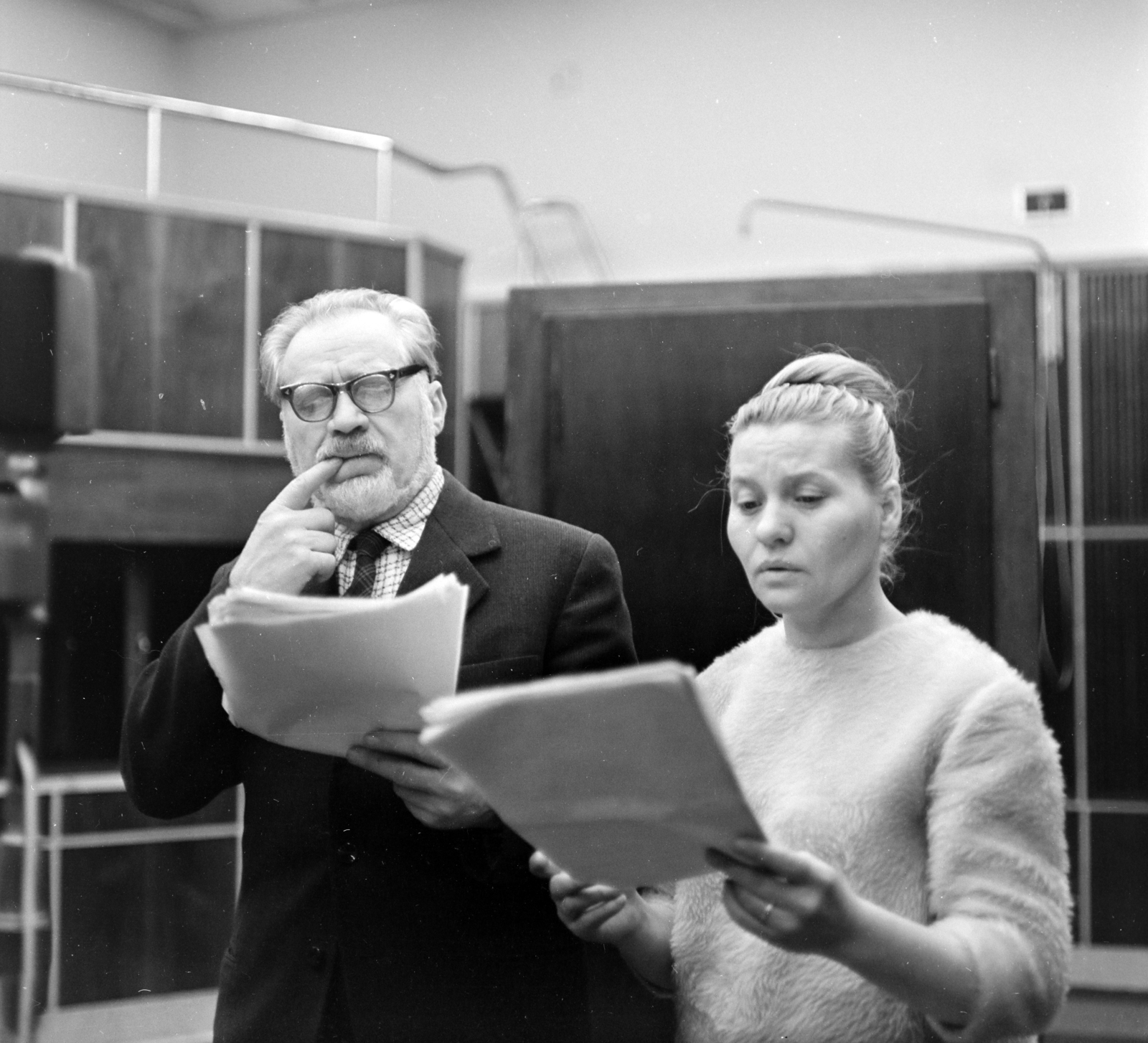 Magyarország, Budapest VIII., a Magyar Rádió 20-as stúdiója, Bihari József és Horváth Teri színművészek Sós György Köznapi legenda című rádiójátékának felvételén., 1965, Szalay Zoltán, gesztus, színész, hangfelvétel, Budapest, Magyar Rádió, Fortepan #137626