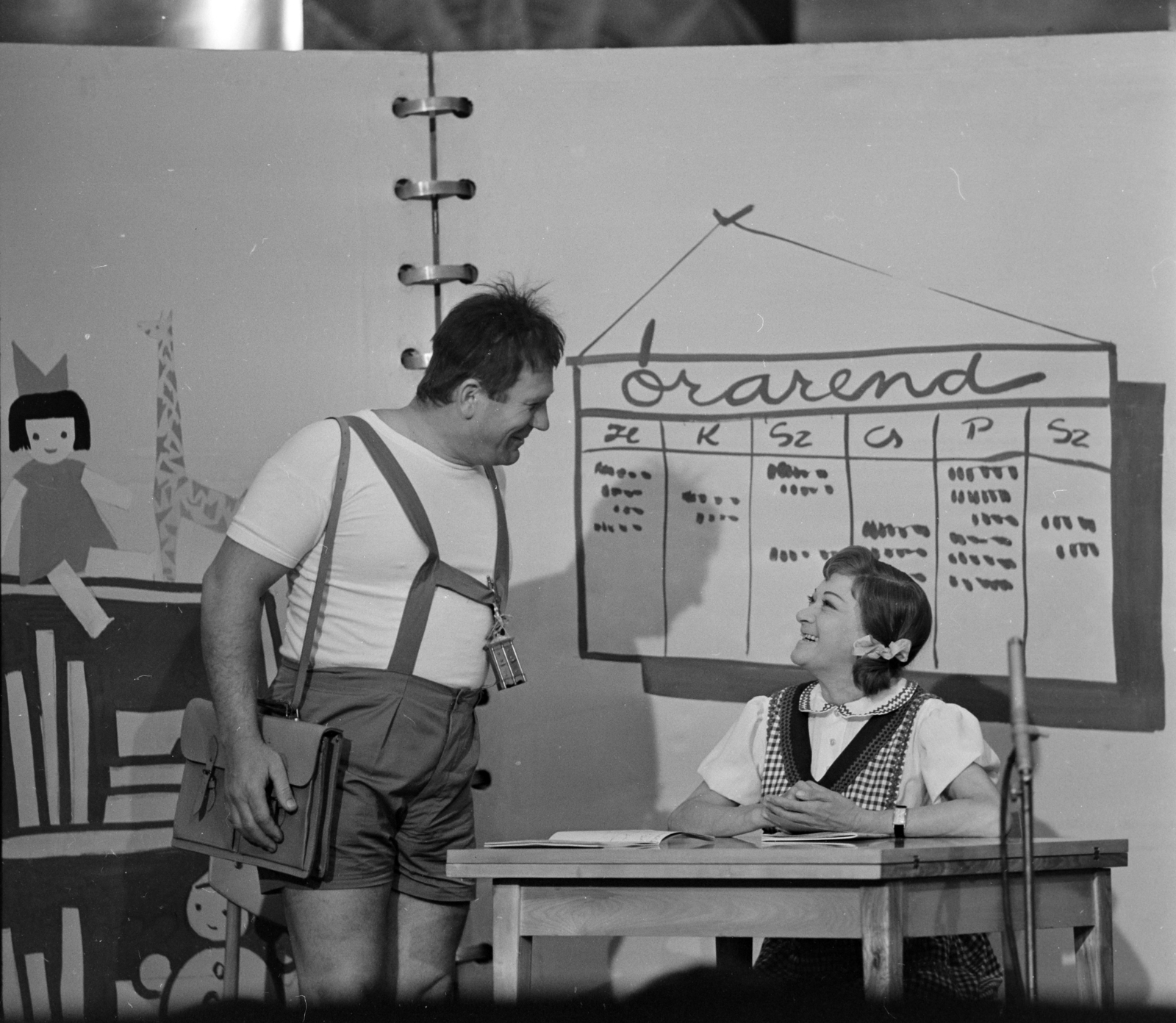 Hungary, Budapest VIII., a Magyar Rádió 6-os stúdiója. Pécsi Sándor és Kiss Manyi színművészek, Sanyika és Manyika szerepében a Szülői értekezleten című kabaré TV-s premierjén., 1964, Szalay Zoltán, microphone, actor, Budapest, Hungarian Radio, timetable, Fortepan #137628