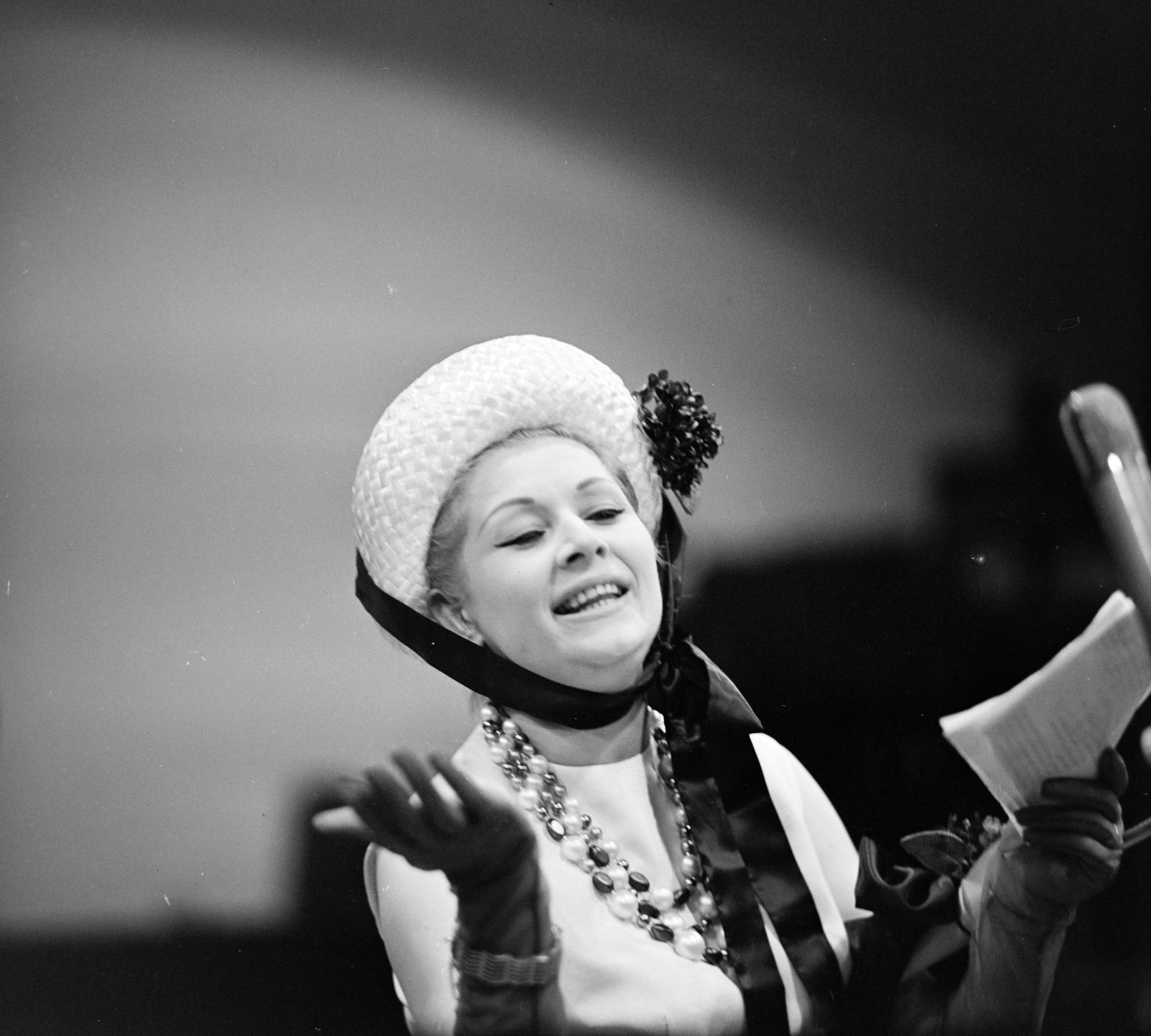 Magyarország, Budapest VIII., a Magyar Rádió 6-os stúdiója, Gombos Katalin színművésznő., 1962, Szalay Zoltán, Budapest, Magyar Rádió, Fortepan #137632