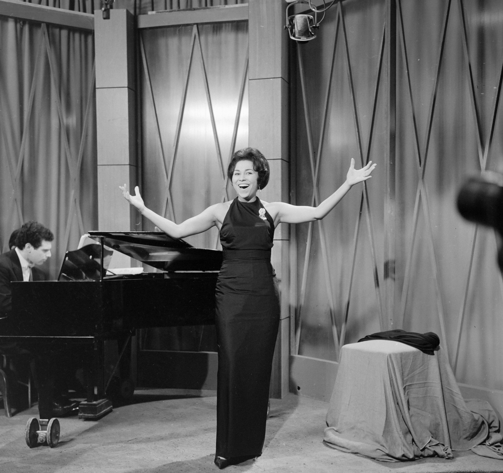 Magyarország, Budapest V., az MTV stúdiója, Margaret Tynes amerikai operaénekesnő., 1962, Szalay Zoltán, mikrofon, zongora, Magyar Televízió, Budapest, széttárt kar, Fortepan #137647
