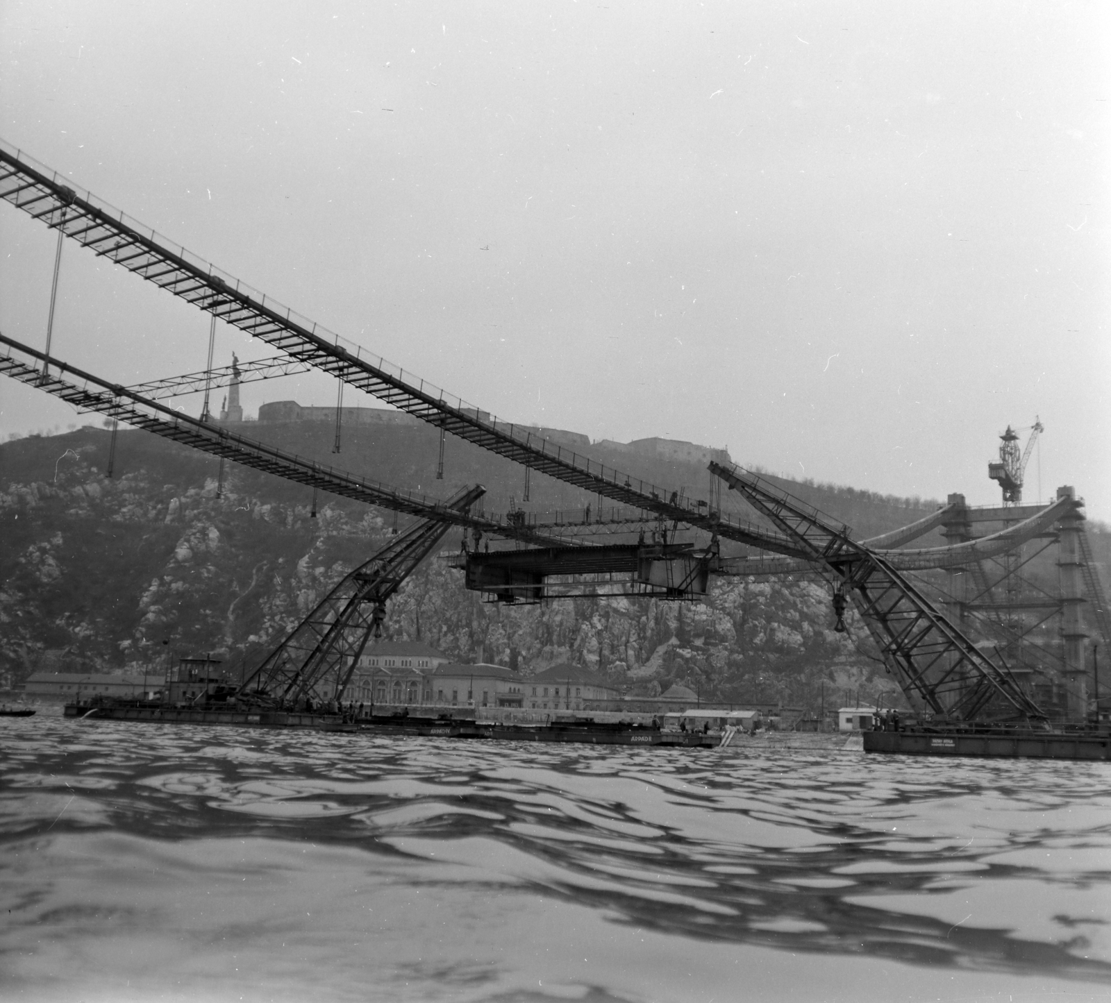 Magyarország, Budapest V.,Budapest I., az Erzsébet híd építése, az első pályaegység beemelése. Háttérben a Rudas gyógyfürdő és fenn a Citadella., 1964, Szalay Zoltán, Duna, Budapest, Fortepan #137650