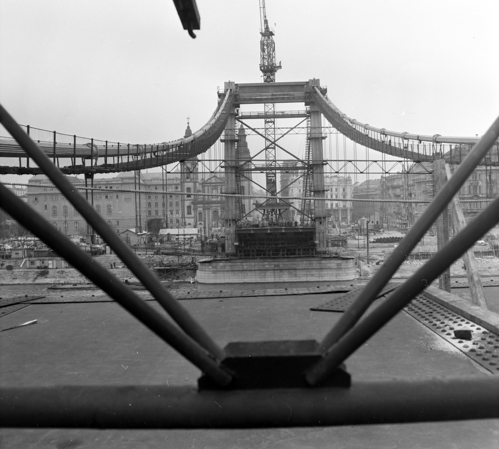 Hungary, Budapest V.,Budapest I., az Erzsébet híd építése, az első pályaegység beemelése a pesti kapuzat felé nézve., 1964, Szalay Zoltán, bridge, bridge building, Danube, Budapest, Fortepan #137652