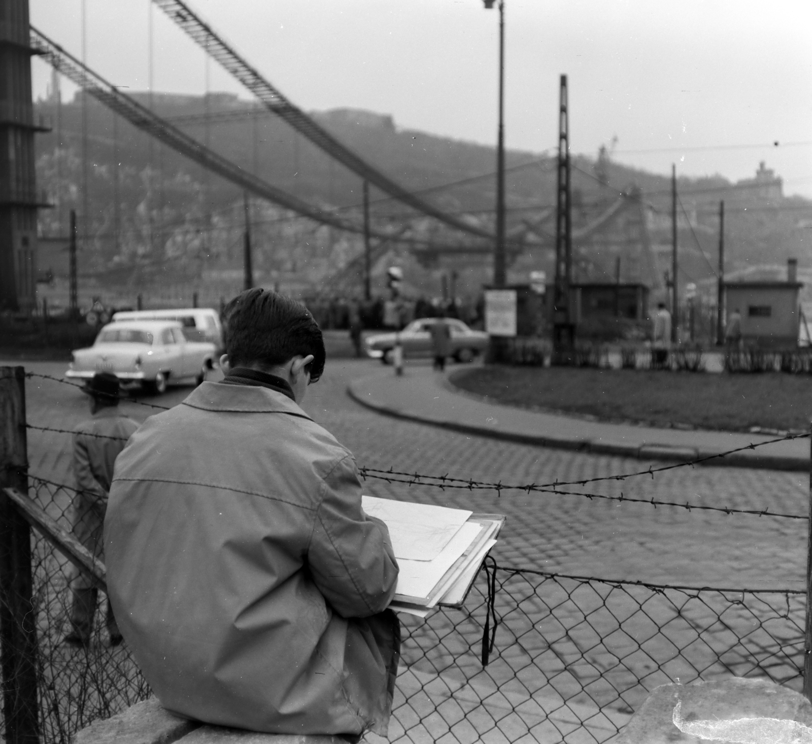 Hungary, Budapest V.,Budapest I., az Erzsébet híd építése, az első pályaegység beemelése a Március 15. tértől nézve. Háttérben a Gellért-hegy., 1964, Szalay Zoltán, bridge, bridge building, Budapest, drawing board, Fortepan #137653