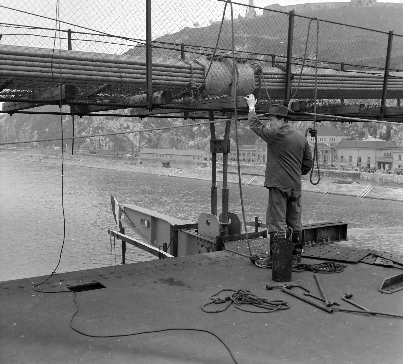 Hungary, Budapest I., az Erzsébet híd építése, az első pályaegység beemelése. Háttérben a Rudas gyógyfürdő., 1964, Szalay Zoltán, bridge, bridge building, Danube, Budapest, Fortepan #137657