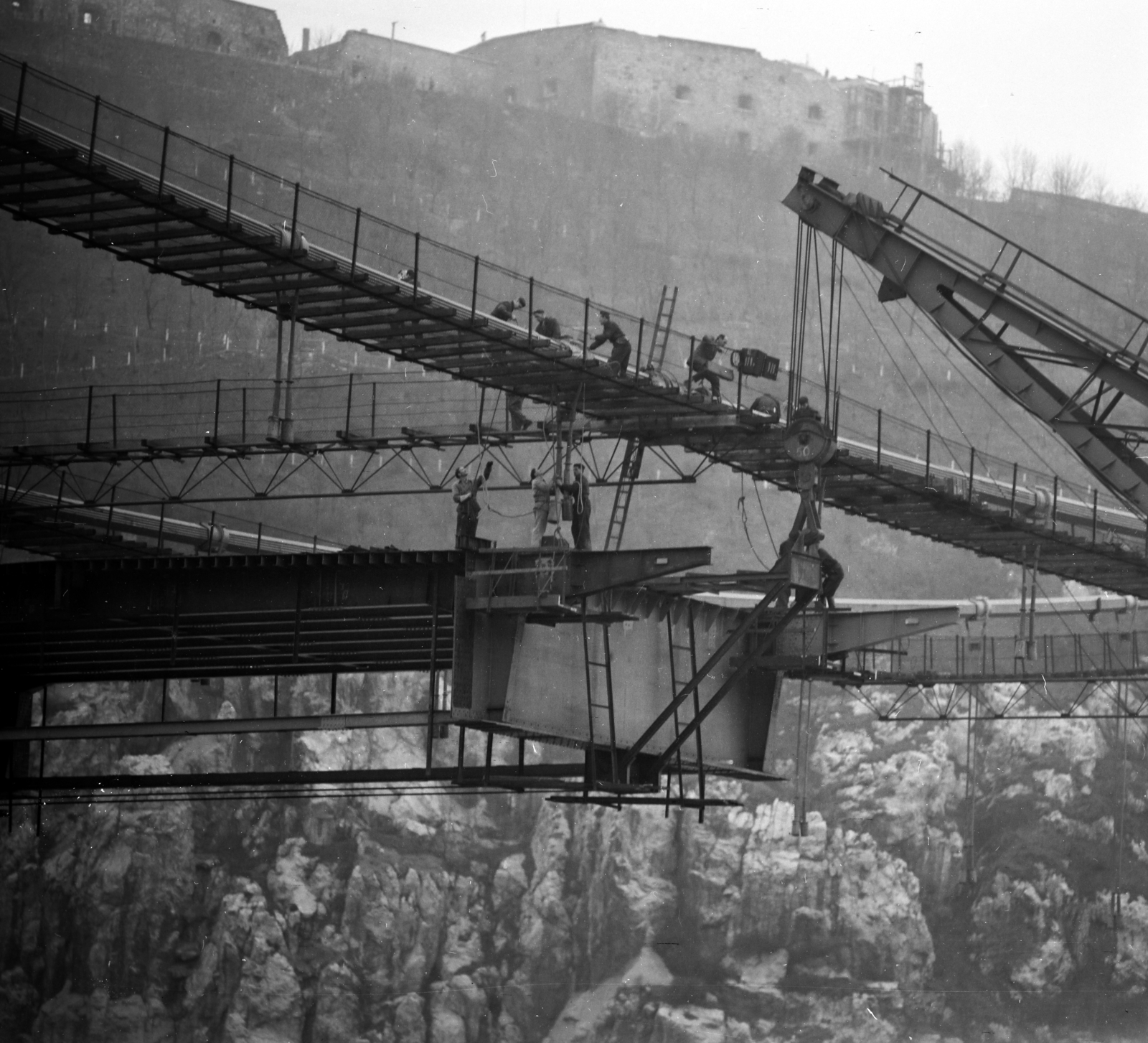 Magyarország, Budapest I., az Erzsébet híd építése, az első pályaegység beemelése. Háttérben a Gellért-hegyen a Citadella., 1964, Szalay Zoltán, híd, hídépítés, Budapest, Fortepan #137658