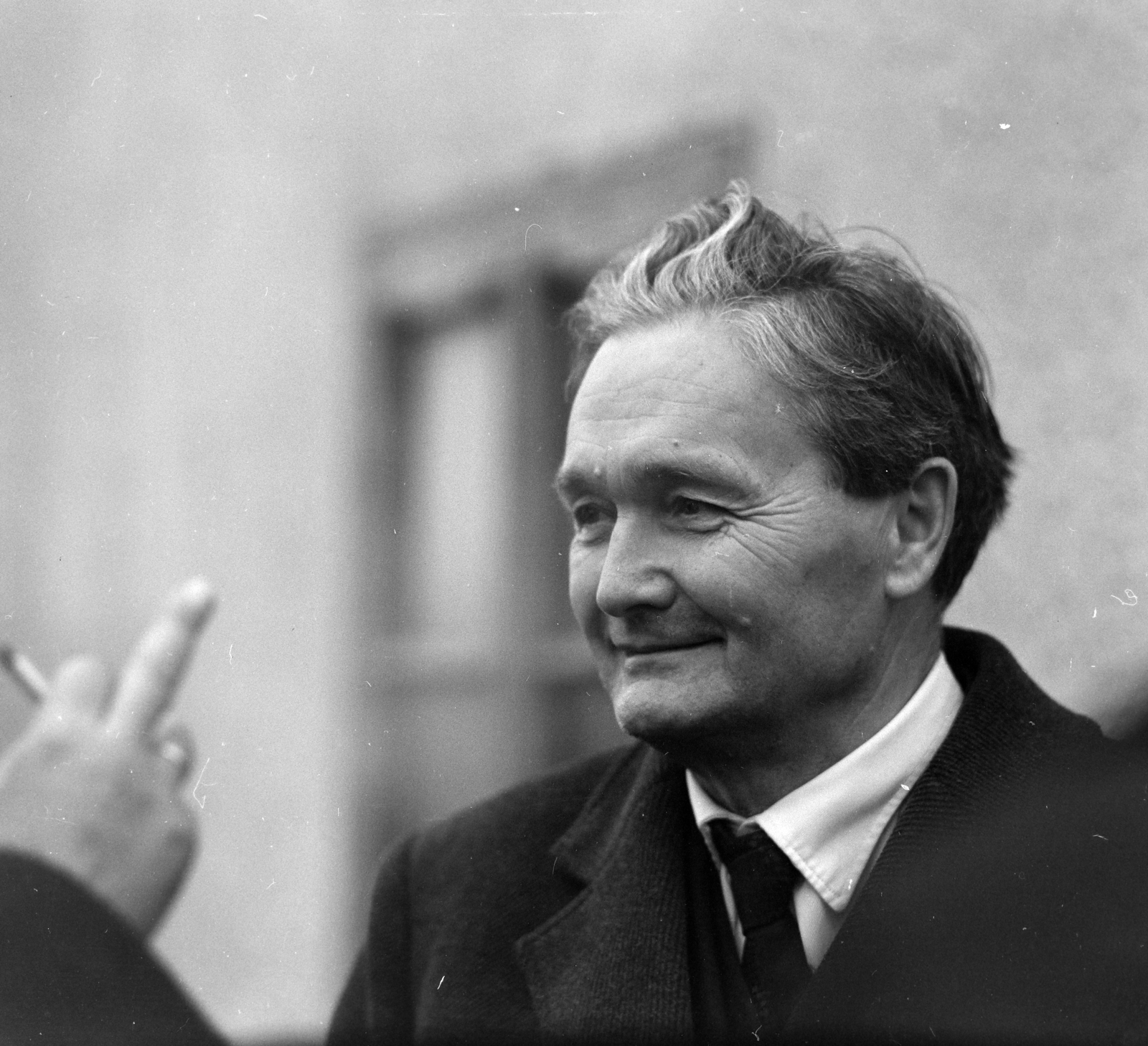 Hungary, Mezőszilas, Németh László utca 14., Németh László író nagyszülei házánál. Az épületben ma a Németh László Könyvtár és emlékszoba látogatható., 1966, Szalay Zoltán, writer, Fortepan #137660