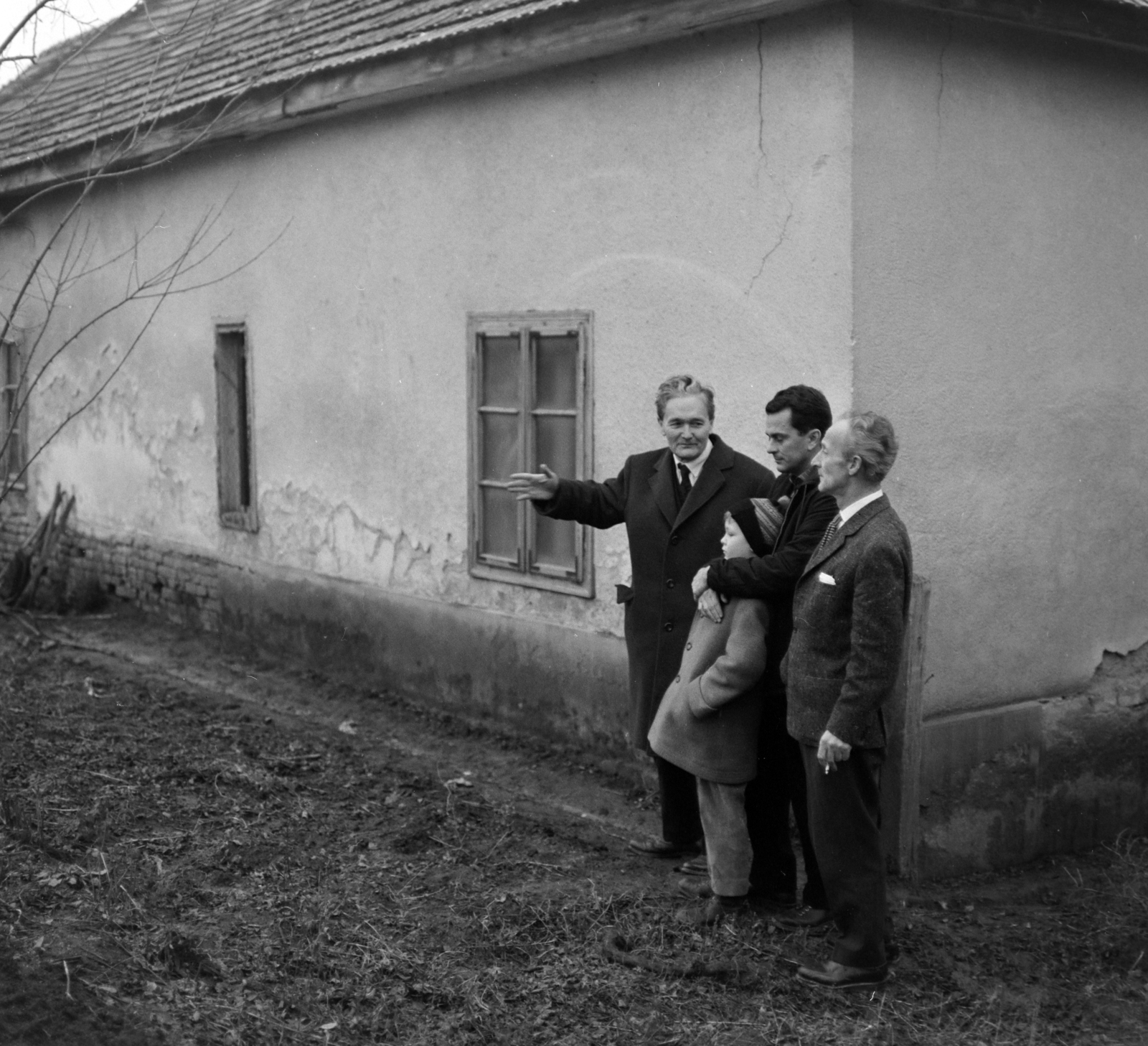 Hungary, Mezőszilas, Németh László utca 14., balra Németh László író nagyszülei házánál. Az épületben ma a Németh László Könyvtár és emlékszoba látogatható., 1966, Szalay Zoltán, photo aspect ratio: square, generations, Best of, Fortepan #137661