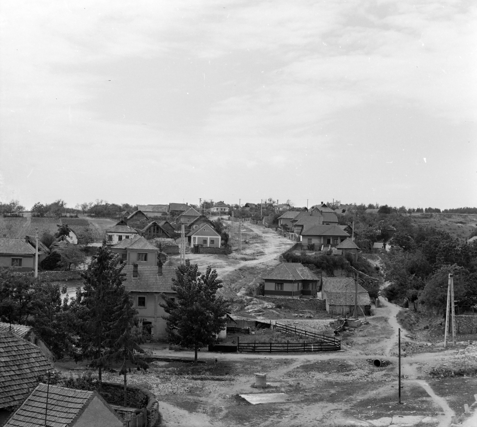 Hungary, Kisgyőr, előtérben keresztben a Táncsics Mihály utca, szemben a dombon a Széchenyi István utca házsora., 1964, Szalay Zoltán, Fortepan #137684