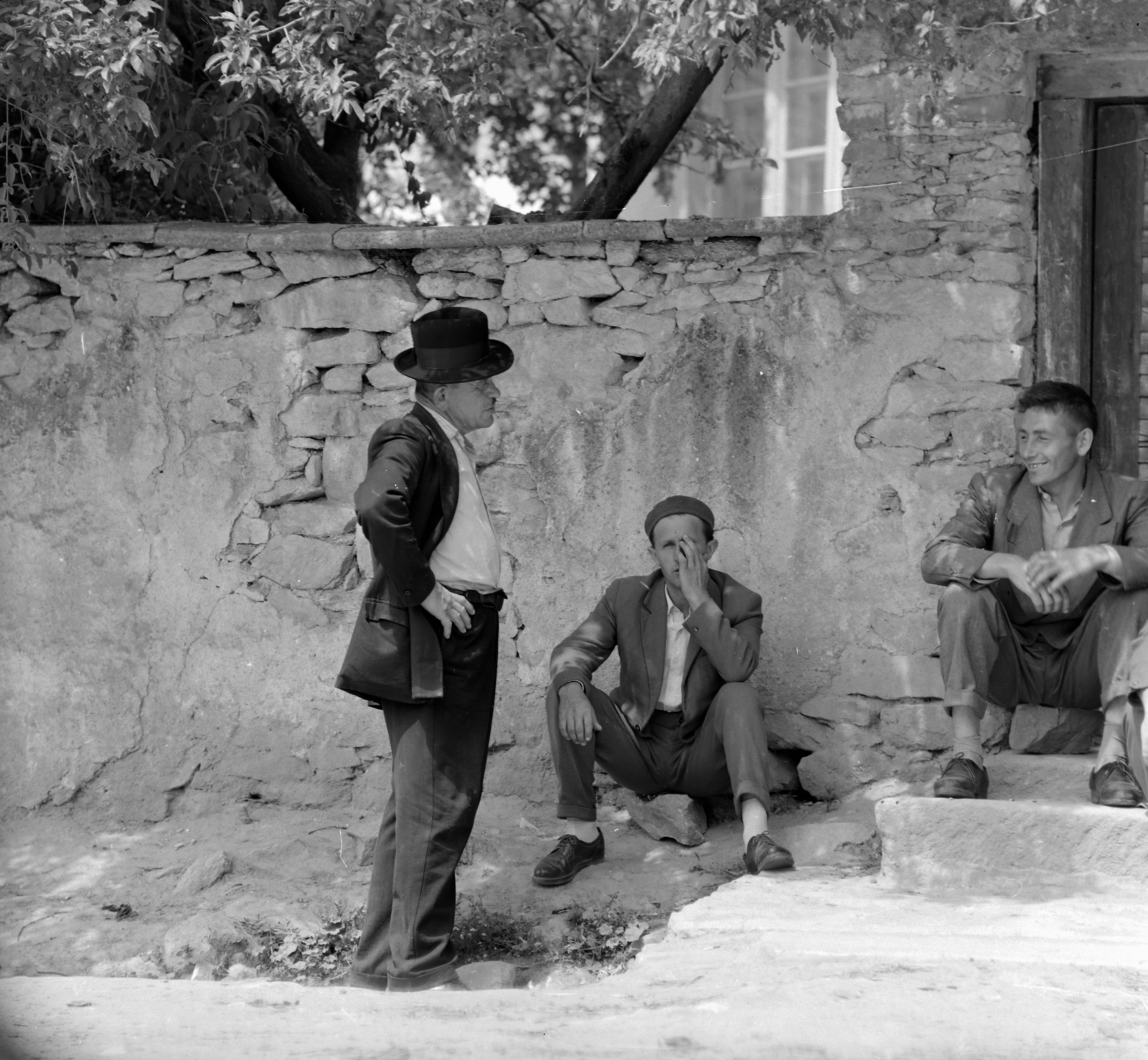 Hungary, Kisgyőr, 1964, Szalay Zoltán, covering the face, wide sitting, Fortepan #137733
