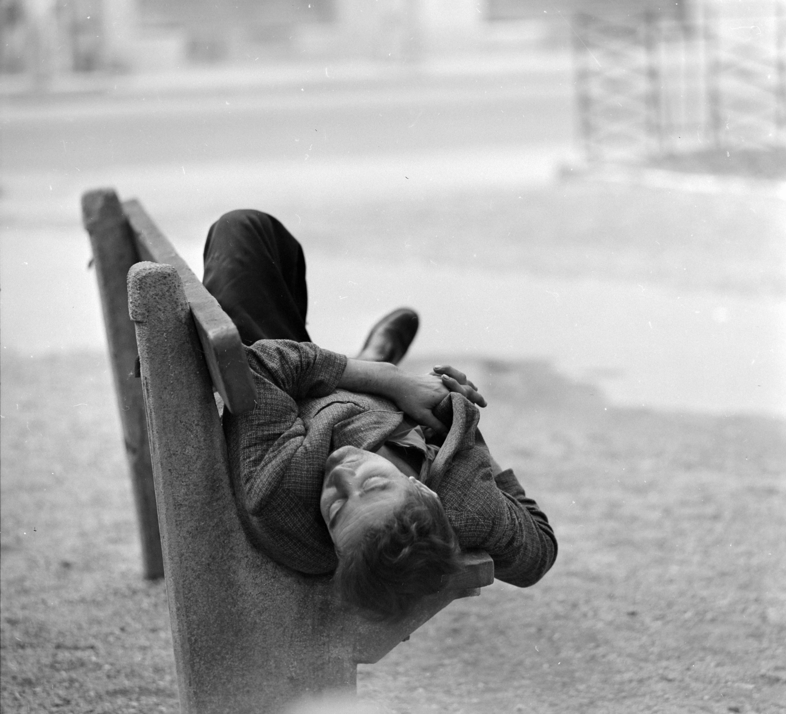 Hungary, Budapest VII., Klauzál tér., 1966, Szalay Zoltán, Budapest, lying on a bench, Fortepan #137739