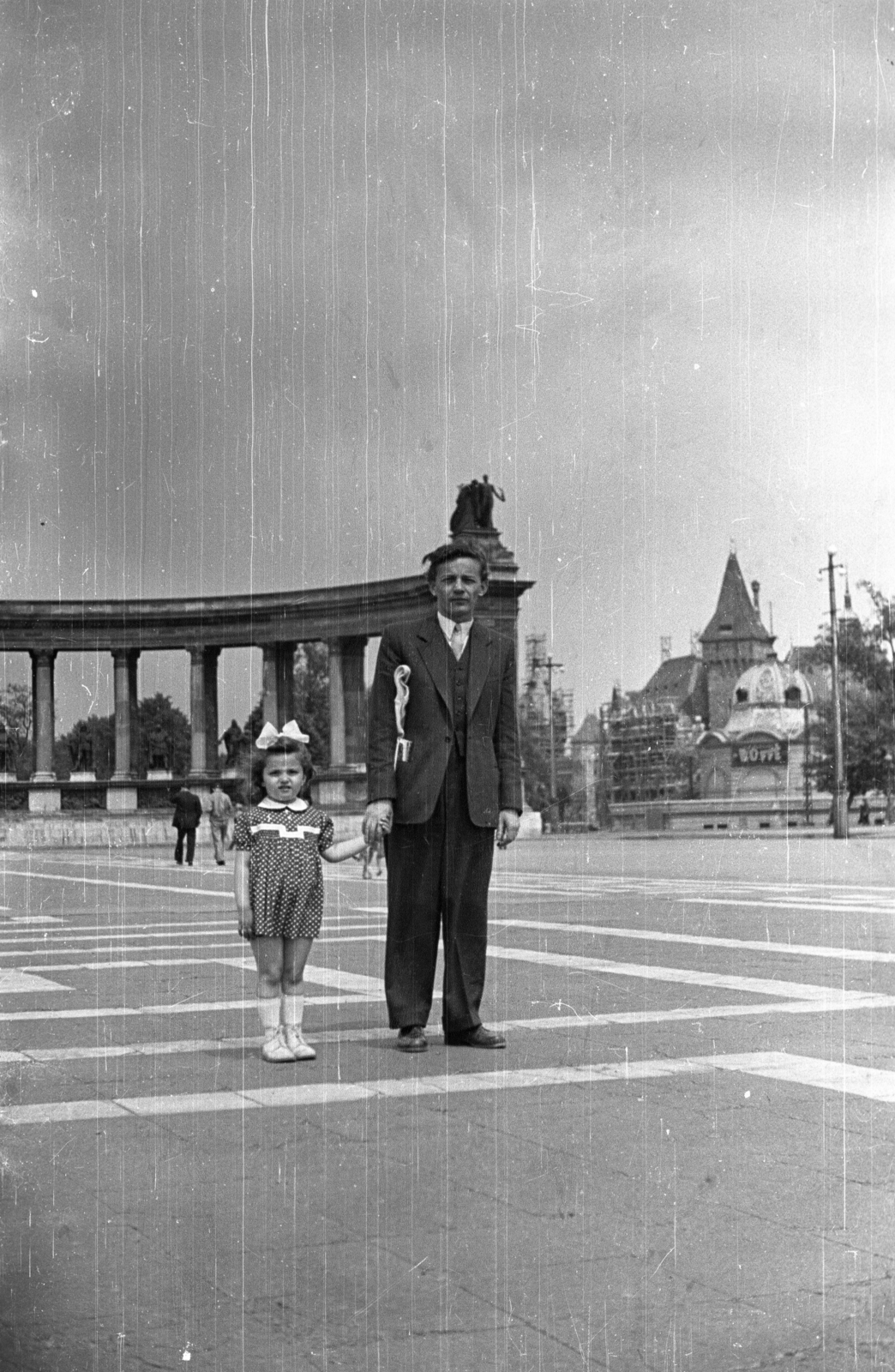 Hungary, Budapest XIV., Hősök tere., 1955, Szent-tamási Mihály, girl, ribbon, man, double portrait, Budapest, hold hands, Fortepan #13774