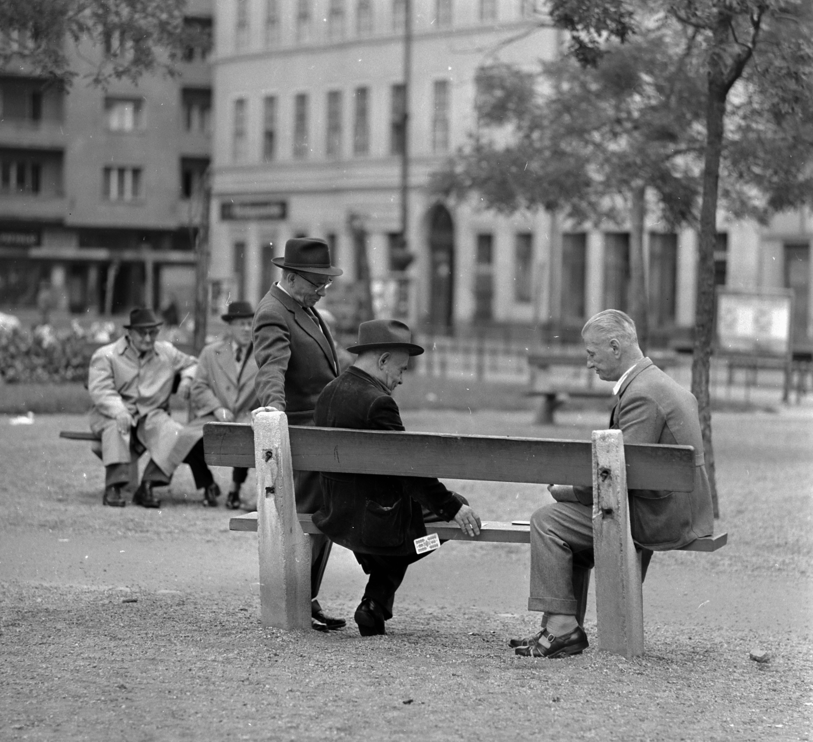 Hungary, Budapest VII., Klauzál tér, balra a háttérben a Dob utca 46/a., 1966, Szalay Zoltán, card game, Budapest, Fortepan #137743