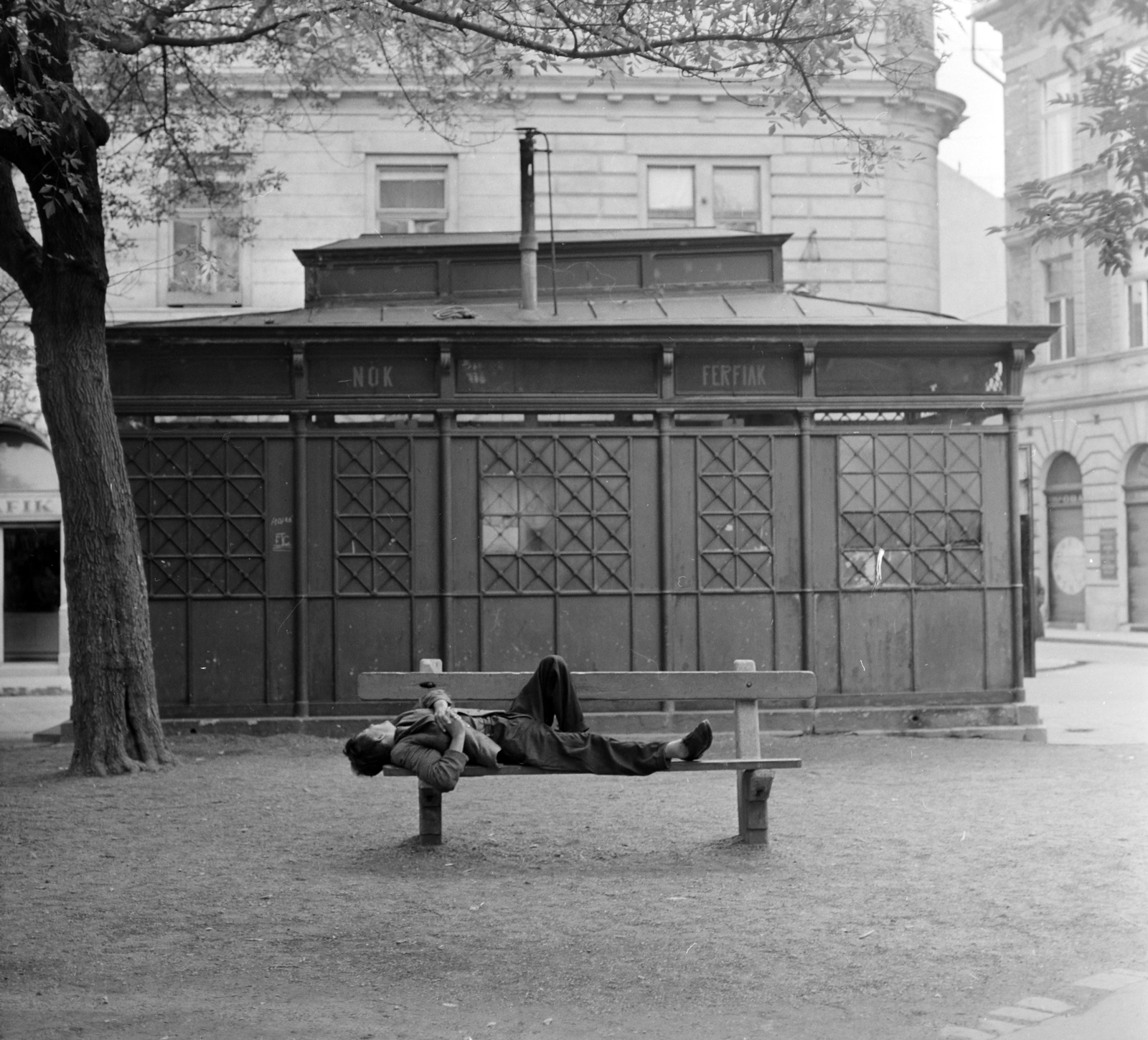 Hungary, Budapest VII., Klauzál tér, jobbra a Dob utca - Kis Diófa utca sarok., 1966, Szalay Zoltán, Budapest, lying on a bench, public toilet, lying on the back, Fortepan #137745
