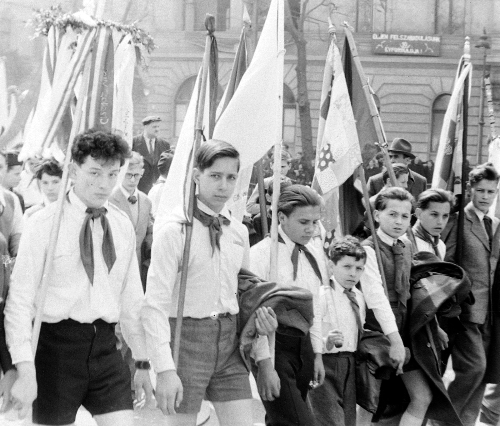 Hungary, Budapest VII., Dózsa György út, balra a Marek József utca sarok., 1955, Szent-tamási Mihály, tie, pioneer, flag, march, April 4 celebration, Budapest, Fortepan #13777