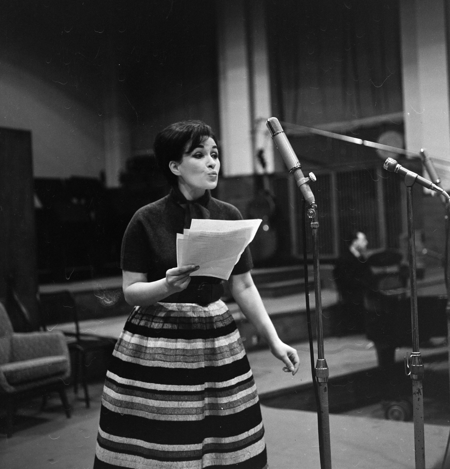 Hungary, Budapest VIII., a Magyar Rádió 6-os stúdiója, Fővárosi tanácsok, a Rádió szombat esti kabaréja. Zsolnai Hédi énekesnő., 1963, Szalay Zoltán, microphone, actor, Budapest, Hungarian Radio, Fortepan #137770