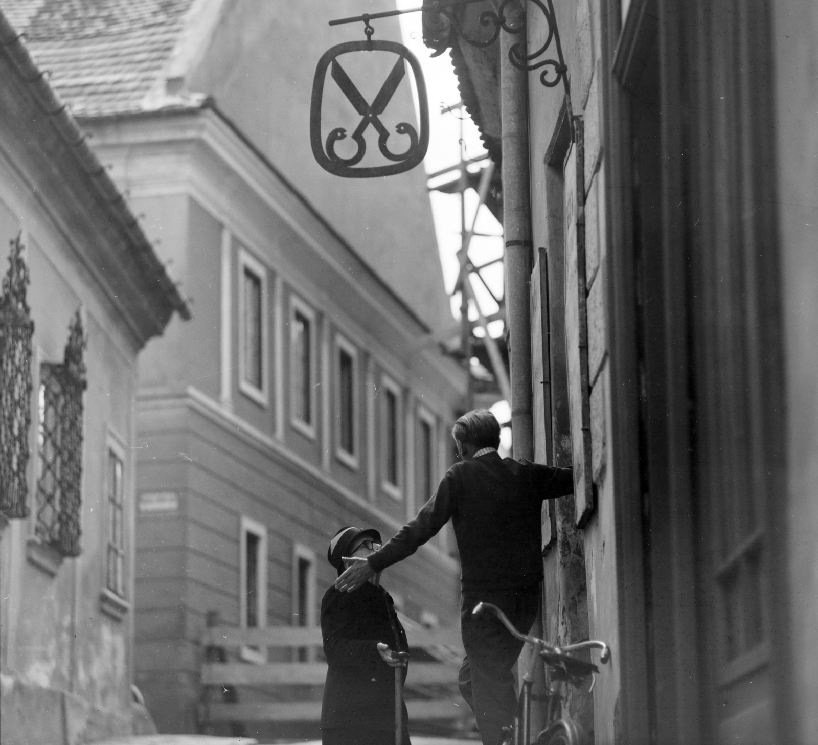 Magyarország, Szentendre, a Görög utca a Fő (Marx) tér felé nézve, balra a Vastagh György utca torkolata., 1963, Szalay Zoltán, cégér, Fortepan #137777