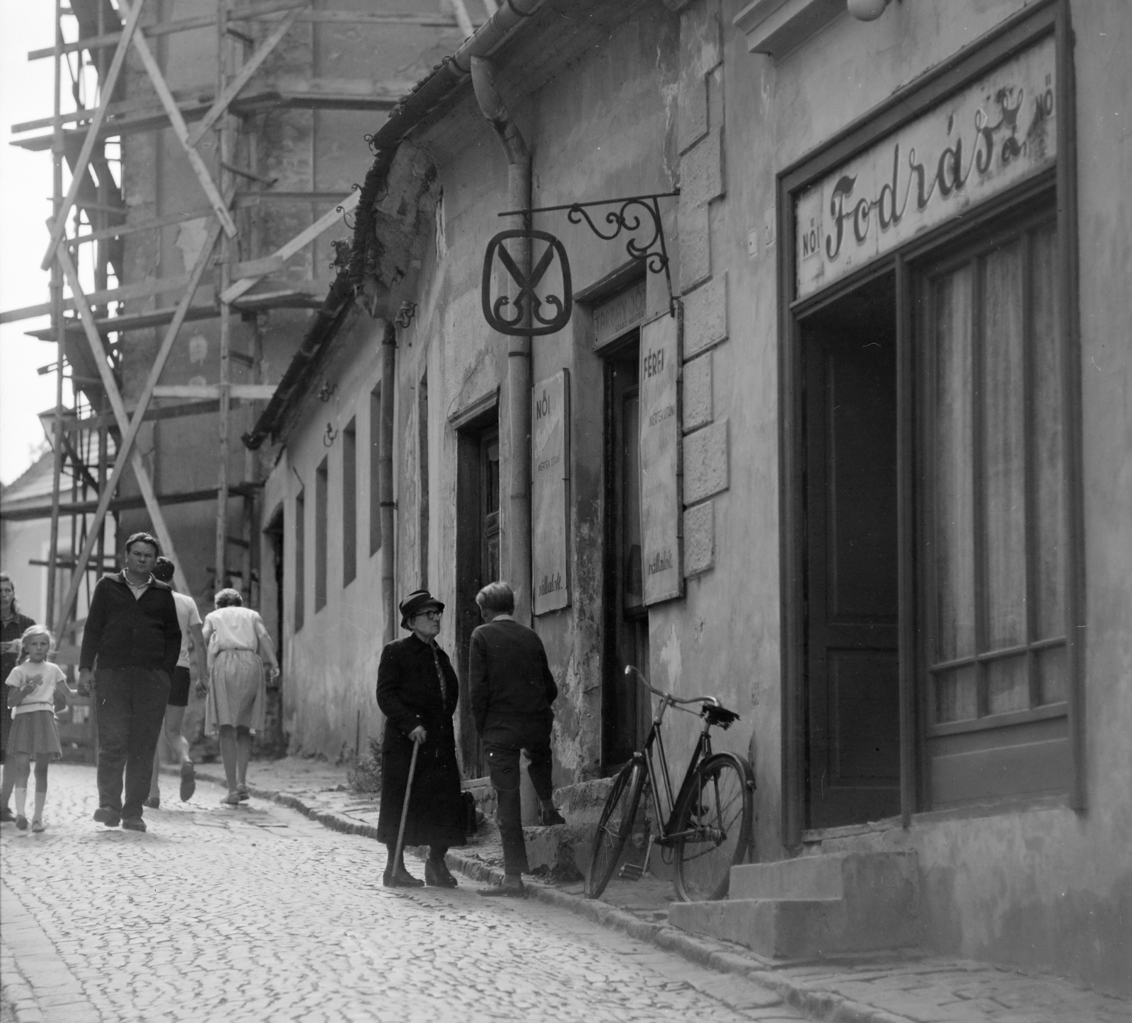 Magyarország, Szentendre, a Görög utca a Fő (Marx) tér felé nézve, szemben a felállványozott Blagovesztenszka görögkeleti templom., 1963, Szalay Zoltán, kerékpár, cégér, Fortepan #137778