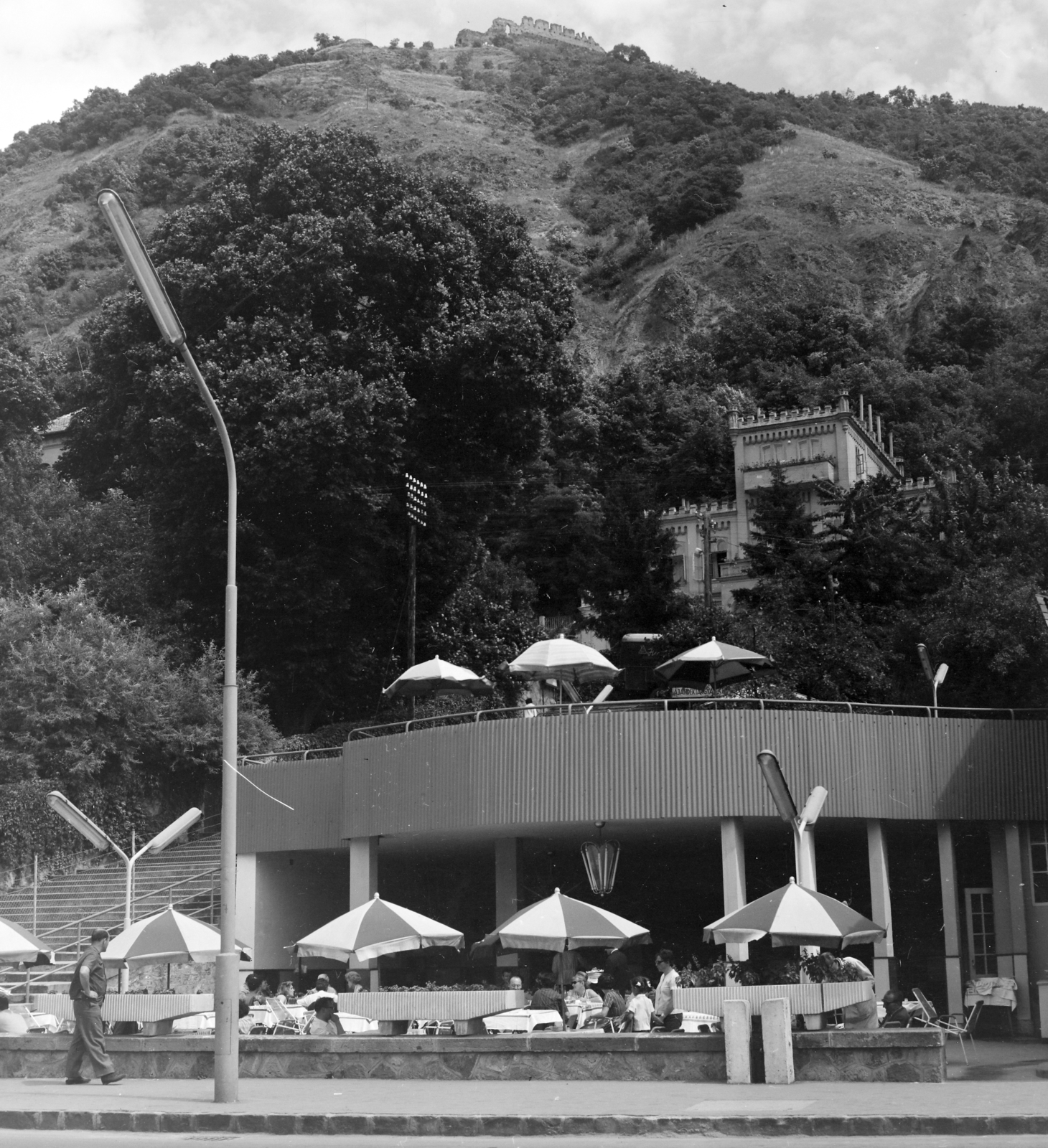 Hungary,Danube Bend, Visegrád, a 11-es főút a hajóállomás közelében. Balra a Görgey lépcső és középen fent jobbra a Pálffy kastély., 1963, Szalay Zoltán, Fortepan #137790