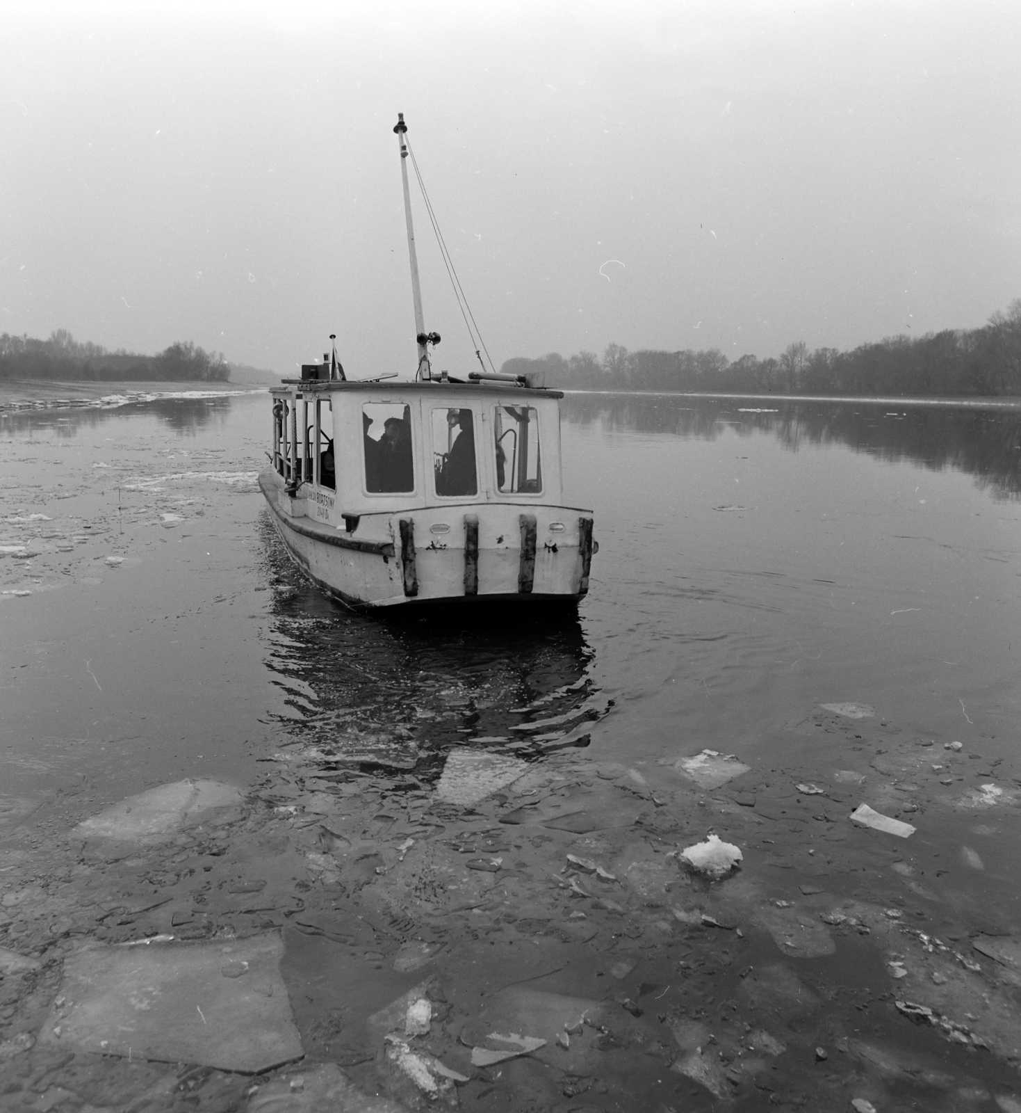 Hungary, a Börzsöny átkelőhajó Szigetmonostor és Szentendre, Határcsárda között., 1972, Szalay Zoltán, passenger ship, Fortepan #137794