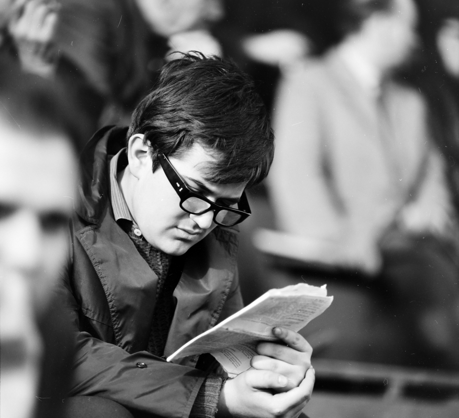 Hungary, Budapest VIII., Kerepesi úti Ügetőpálya., 1966, Szalay Zoltán, reading, Budapest, Fortepan #137808