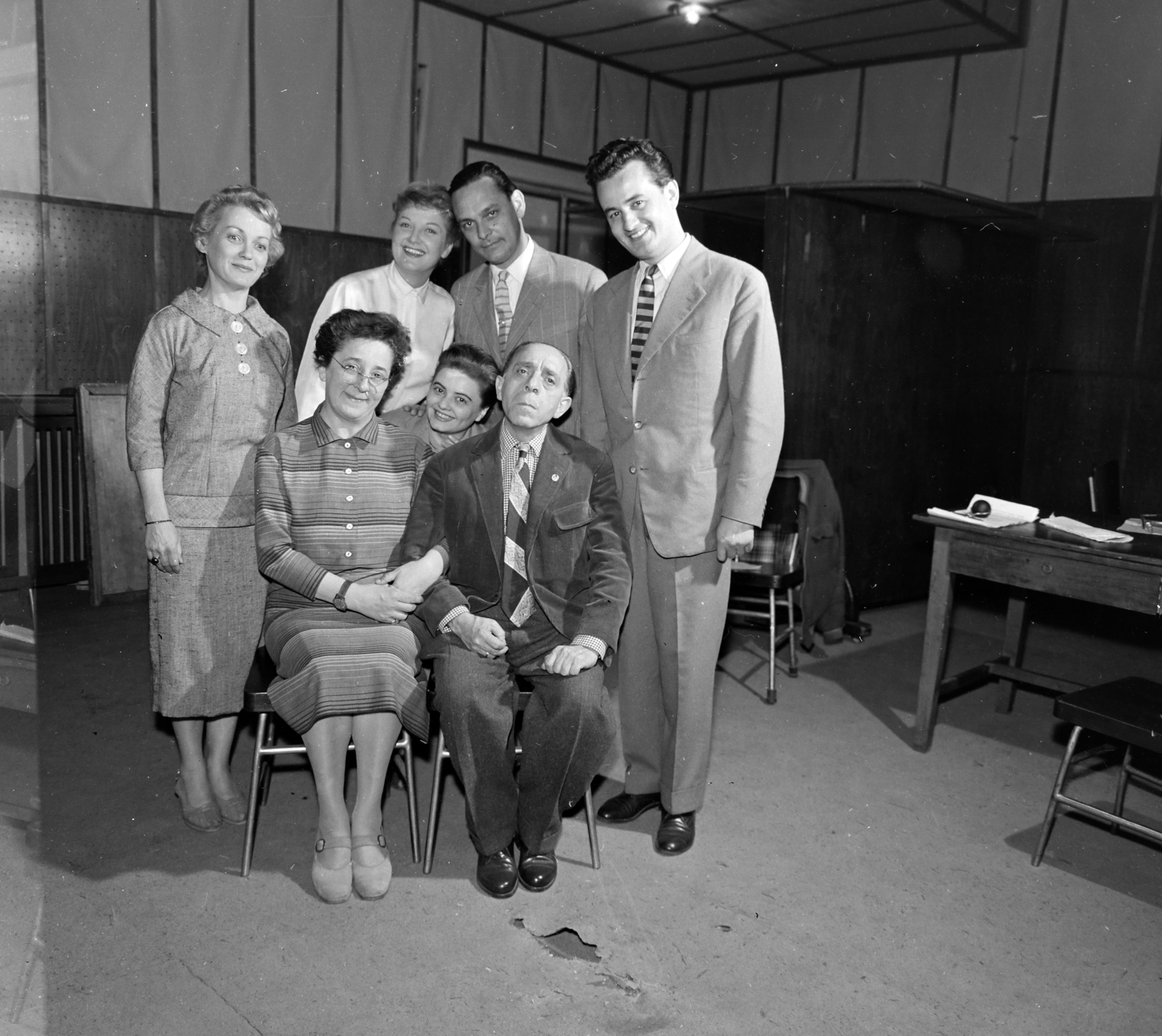 Magyarország, Budapest VIII., a Magyar Rádió stúdiója, a Magyar Rádió Szabó család című sorozatának főszereplői. Ülnek: Gobbi Hilda és Szabó Ernő, közöttük Havas Gertrúd, mögöttük Vörösmarty Lili, Balogh Erzsi, Gálcsiki János, Garics János színművészek., 1959, Szalay Zoltán, Budapest, Magyar Rádió, csoportkép, híres ember, Best of, Fortepan #137824