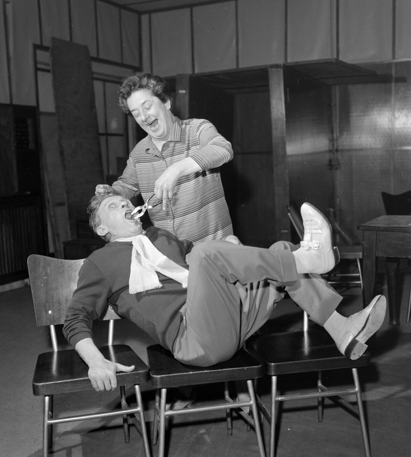 Magyarország, Budapest VIII., a Magyar Rádió stúdiója Bozó László A furfangos Dalila című rádiójátékának felvételekor. Gobbi Hilda (A furfangos Dalila szerepében) nemes bosszút áll Rajz Jánoson (Tevehátú Ali szerepében) a felvétel szünetében., 1959, Szalay Zoltán, fogászat, Budapest, Magyar Rádió, fogorvos, Fortepan #137825