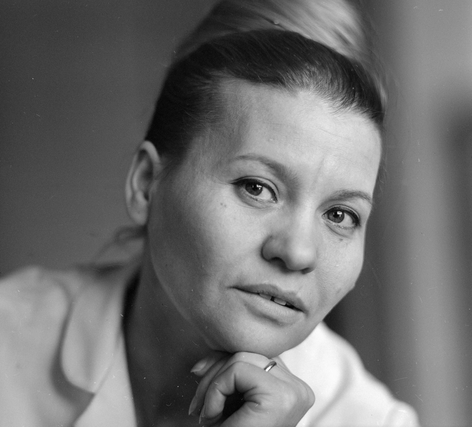 Magyarország, Horváth Teri színművésznő., 1965, Szalay Zoltán, fejtámasztás, Fortepan #137835